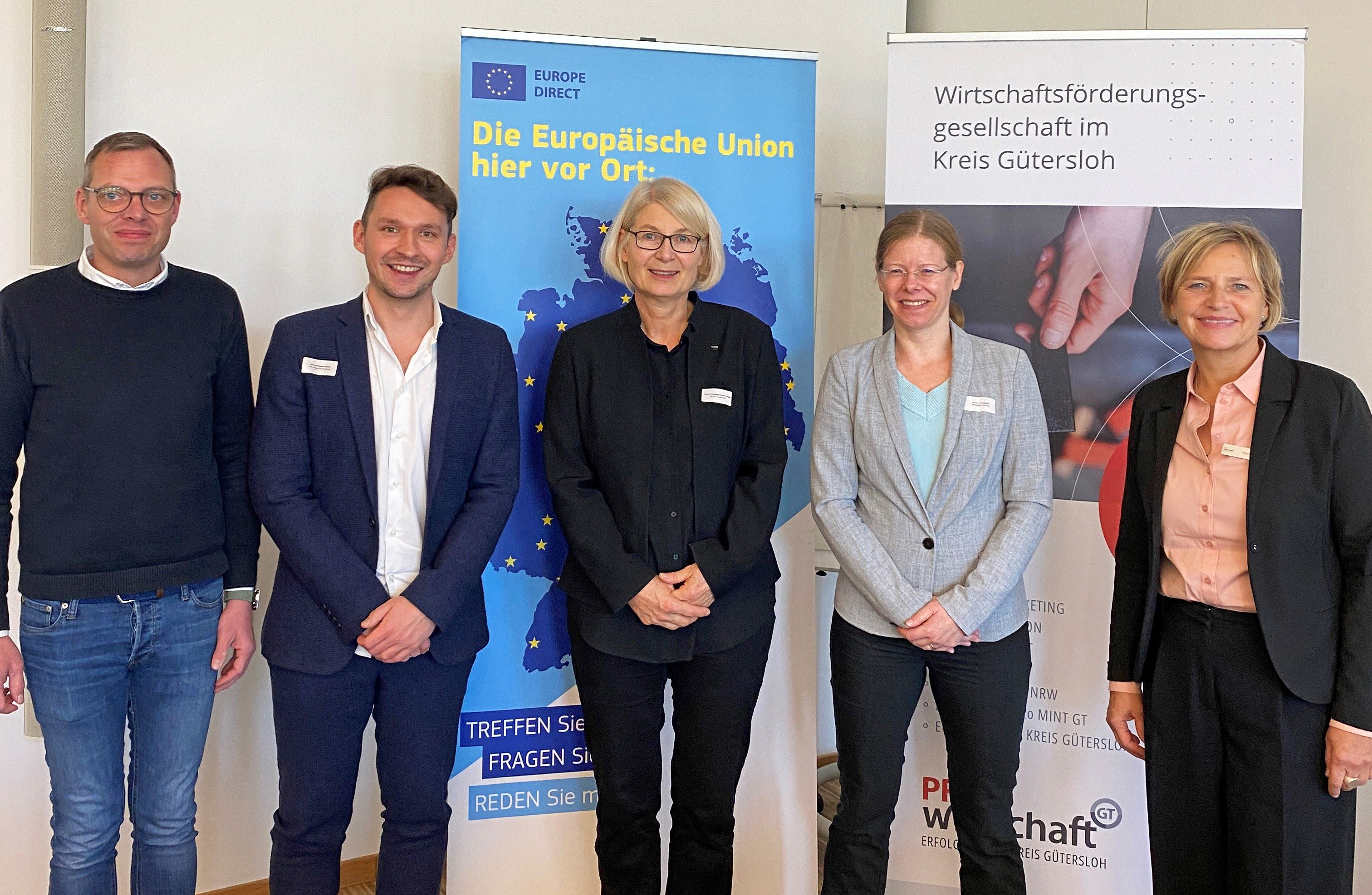 Blickten auf die Handelsbeziehungen zwischen der EU und China (v.l.): Sebastian Kropp (Tönnies-Gruppe), Rouven Piesch (EUROPE DIRECT Kreis Gütersloh), Prof. Dr. Ingeborg Schramm-Wölk (HSBI), Dr. Cora Jungbluth (Bertelsmann-Stiftung) und Nikola Weber (pro Wirtschaft GT).