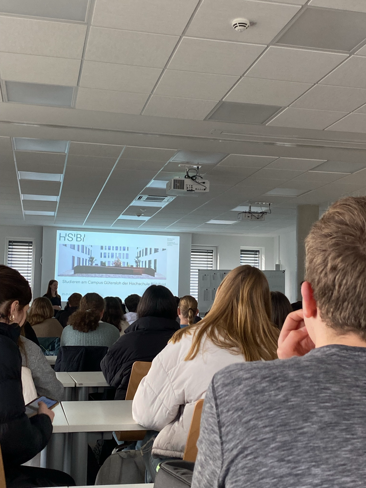 Schüler:innen besuchen Campus Gütersloh der HSBI