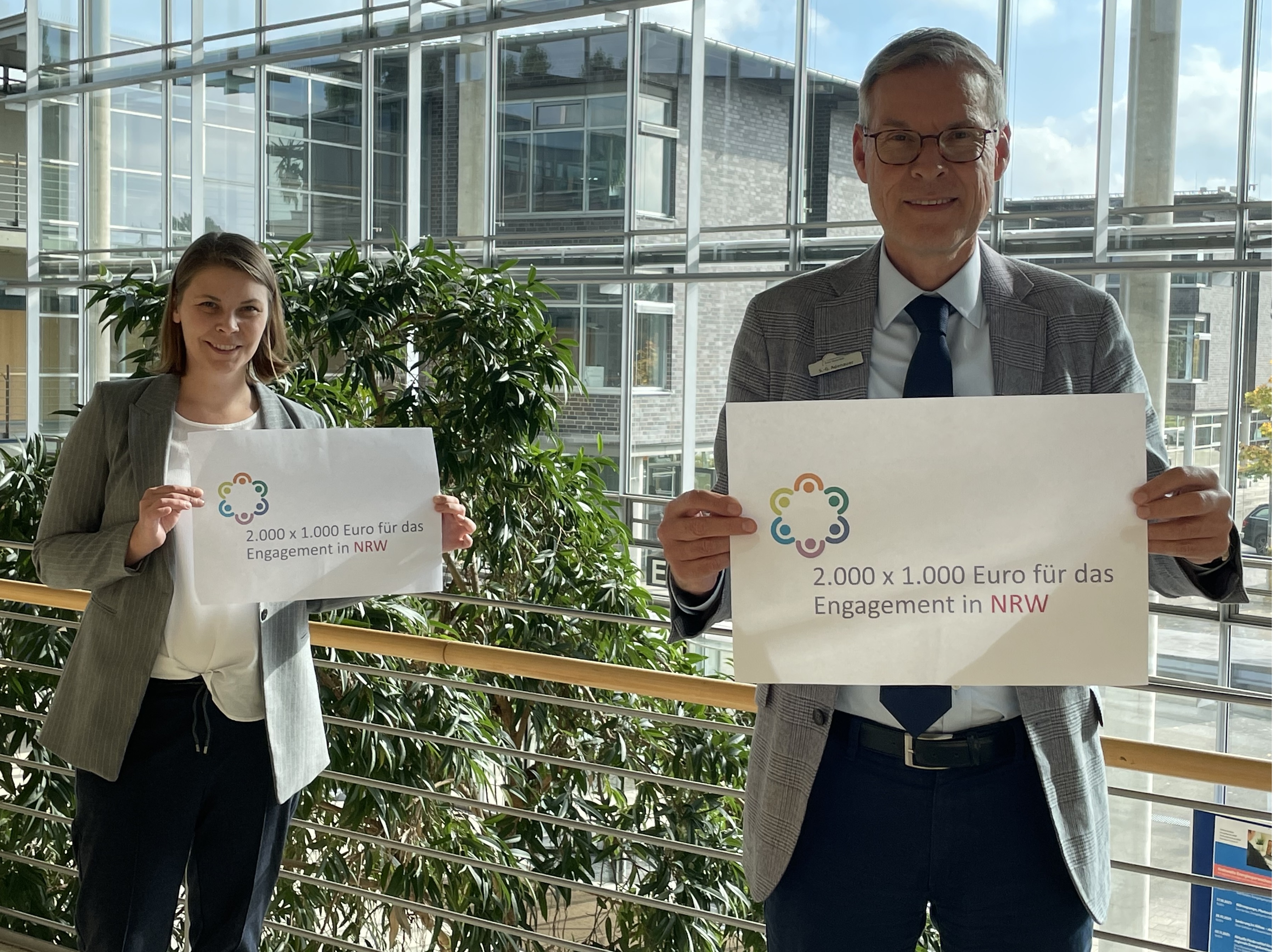 Freuen sich über Förderung für engagierte Nachbarschaft: Anna Niehaus (pro Wirtschaft GT) und Landrat Sven-Georg Adenauer 