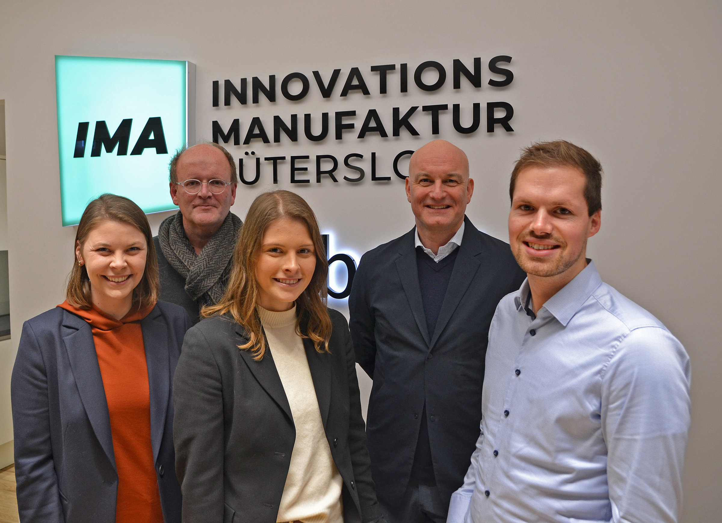 Geben Anregungen zu Sparpotenzialen: Anna Niehaus (pro Wirtschaft GT), Markus Kamann (gpdm mbH), Alena Tušek (Heinz Nixdorf Institut), Hans-Georg Liemke (ELHA) und Marc Unverzagt (Heinz Nixdorf Institut).