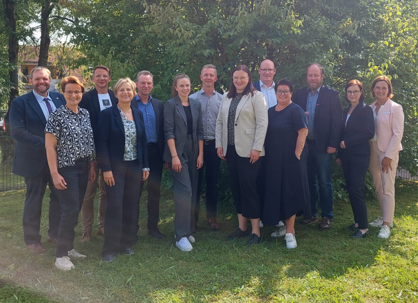 Die Experten-Jury des Wettbewerbs Mitarbeitende.gewinnen hat sechs Maßnahmen für das Online-Voting ausgewählt (v.l.): Veith Lemmen (Bürgermeister Stadt Werther), Sandra Schlimm-Pieper (AOV IT.Services GmbH), Karsten Stüber (Diakonie Gütersloh e.V.), Nikola Weber (pro Wirtschaft GT), Ulrich Tepper (IHK Ostwestfalen), Maren Mense (Agentur für Arbeit), Prof. Thomas Süße (HSBI), Clea Stille (DGB), Andreas Poppenborg (Kreis Gütersloh), Christiane Brandherm (Kreishandwerkerschaft Gütersloh-Bielefeld), Tim Zimmermann (Handwerkskammer OWL), Alena Miorini (Unternehmerverband Kreis Gütersloh), Dr. Marita Reinkemeier (pro Wirtschaft GT).