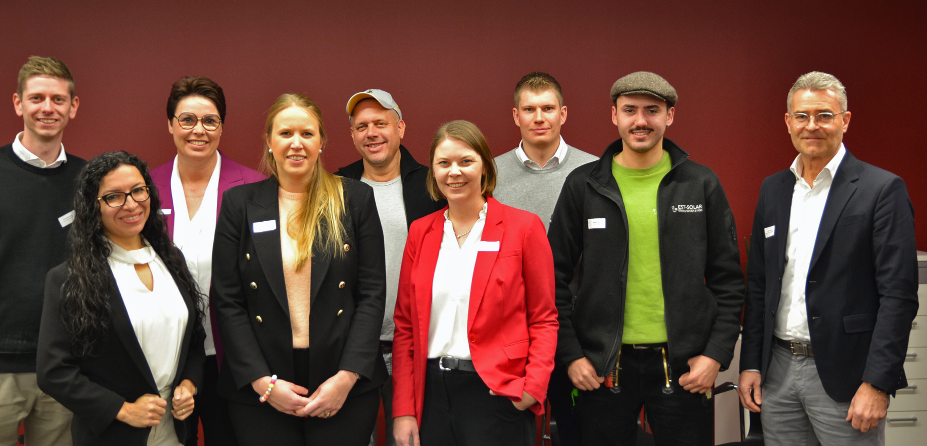 Machten Mut zum Start in die Selbstständigkeit (v.l.): Christoph Küster (pro Wirtschaft GT), Juliana Frensemeier (JS Dronepower), Anja Brentrup (Kreissparkasse Halle-Wiedenbrück), Julia Götte (Götte Immobilien), Ralph Ruthe, Anna Niehaus (pro Wirtschaft GT), Yannik Muntel (pro Wirtschaft GT), Dennis Fan (EST-Solar) und Volker Ervens (Wirtschaftsinitiative Kreis Gütersloh).