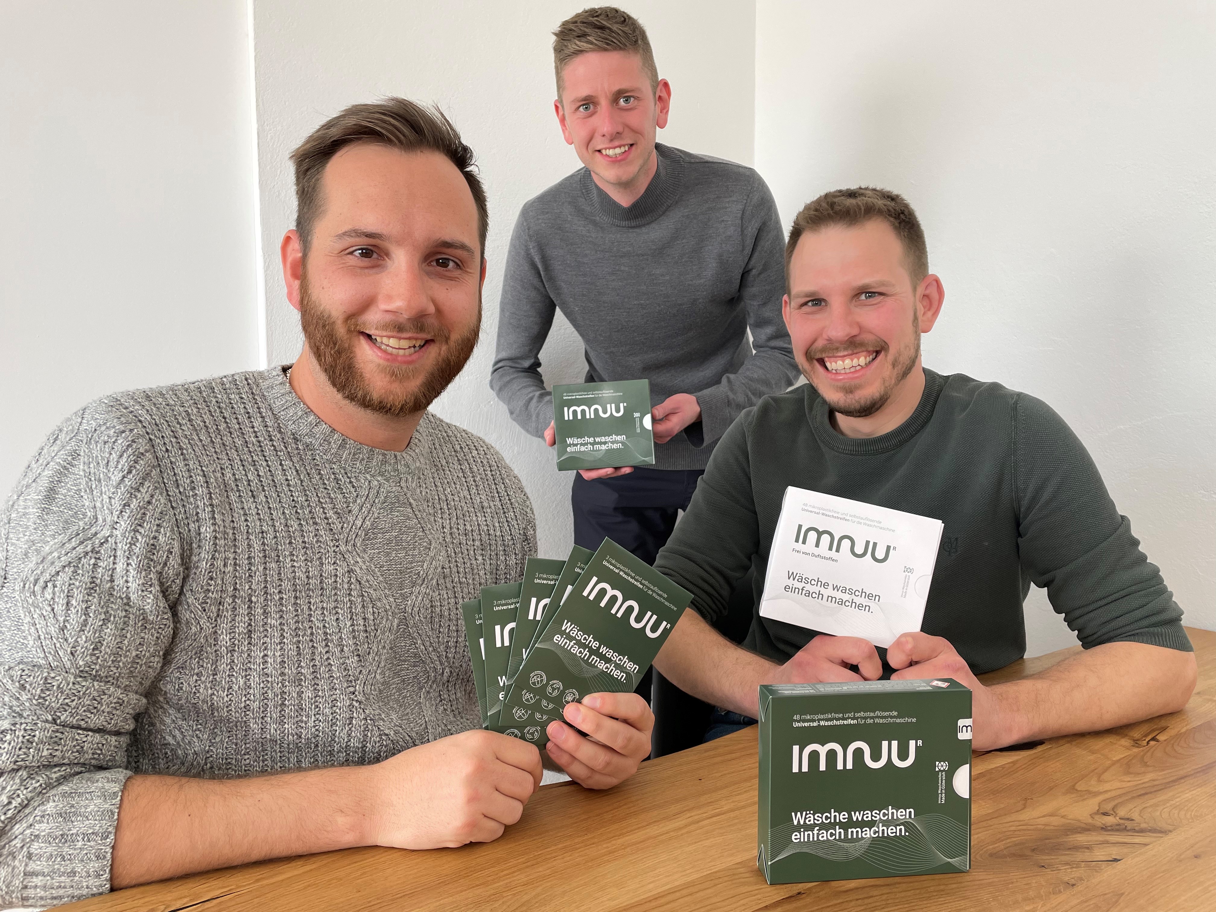 Marco Bühlmann (links) und Patrick Maiwald (rechts), die Gründer von imnuu, zusammen mit Christoph Küster von der pro Wirtschaft GT. 