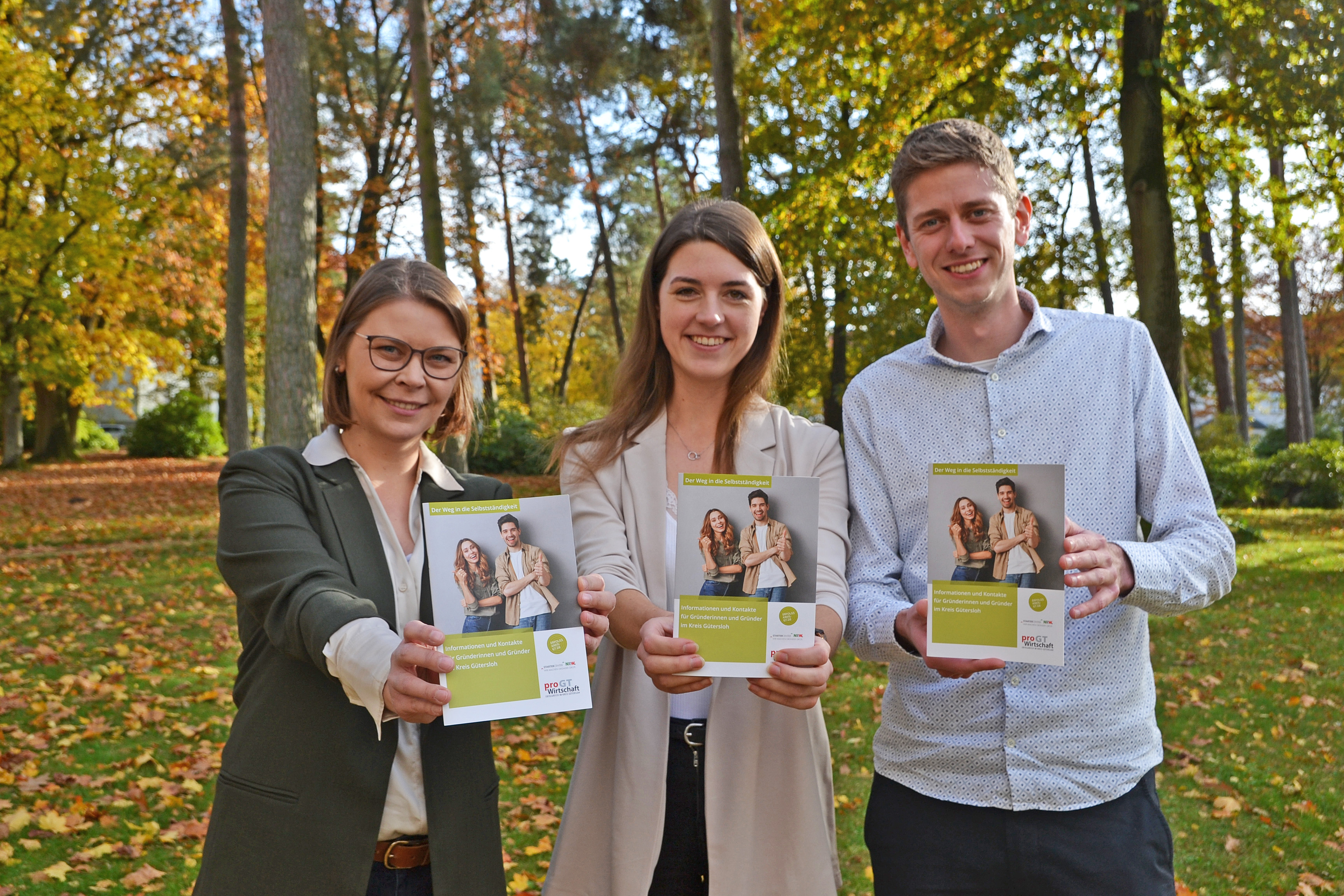 Laden zur Gründungswoche im Kreis Gütersloh ein: Anna Niehaus (Geschäftsführerin pro Wirtschaft GT), Kathrin Bünte und Christoph Küster (beide Gründungsberater pro Wirtschaft GT).
