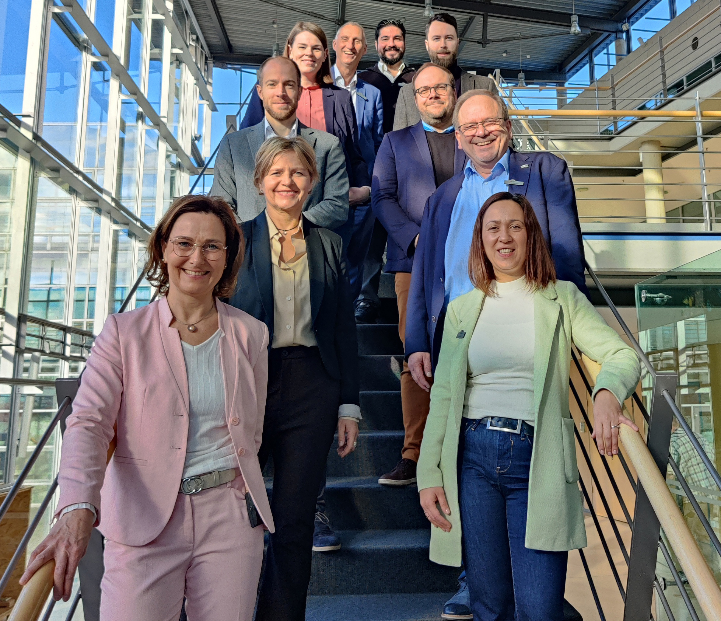 Die Akteure des Fachkräfte Forums (v.l.) : Dr. Marita Reinkemeier (pro Wirtschaft GT), Nikola Weber (pro Wirtschaft GT), Marc Traphöner (Agentur für Arbeit), Julia Klarhorst (Agentur für Arbeit), Fred Kupczyk (Jobcenter Kreis Gütersloh), Murat Aykanat (KIM Kreis Gütersloh), Manuel Erdmeier (KIM Kreis Gütersloh), Jan-Phillip Strauch (Jobcenter Kreis Gütersloh), Peter Detlefsen und Eileen Niebur (beide Abteilung Ordnung Kreis Gütersloh).