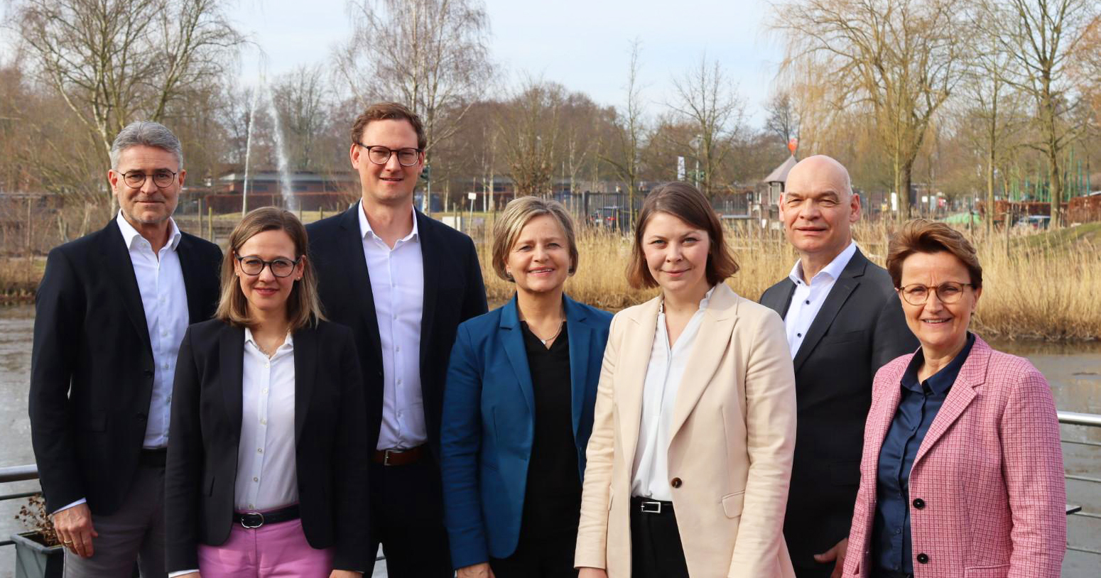 Warfen beim Frühjahrsfrühstück der Wirtschaftsinitiative Kreis Gütersloh einen Blick auf Wahlkampf und Demokratie (v.l.): Volker Ervens, Nina Kache, Christian Terhechte (alle Wirtschaftsinitiative Kreis Gütersloh) Nikola Weber, Anna Niehaus (bei pro Wirtschaft GT), Prof. Dr. Detlef Sack, und Sandra Schlimm-Pieper (ebenfalls Wirtschaftsinitiative Kreis Gütersloh).