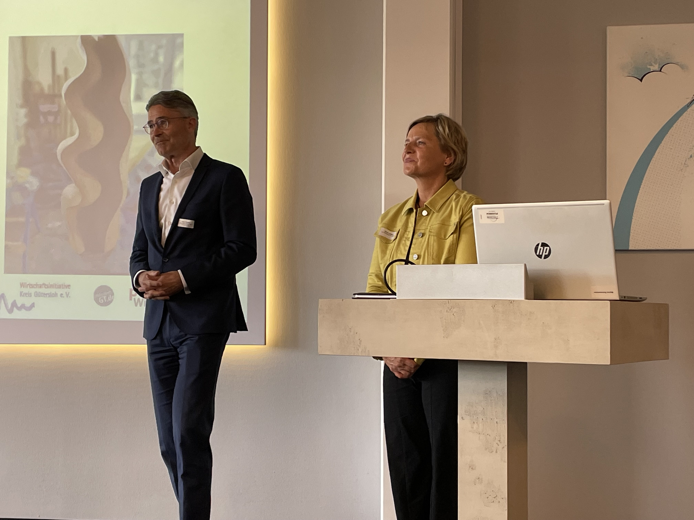 Haben einen neuen Wettbewerb für Unternehmen gestartet: Volker Ervens (Wirtschaftsinitiative Kreis Gütersloh e.V.) und Nikola Weber (pro Wirtschaft GT).