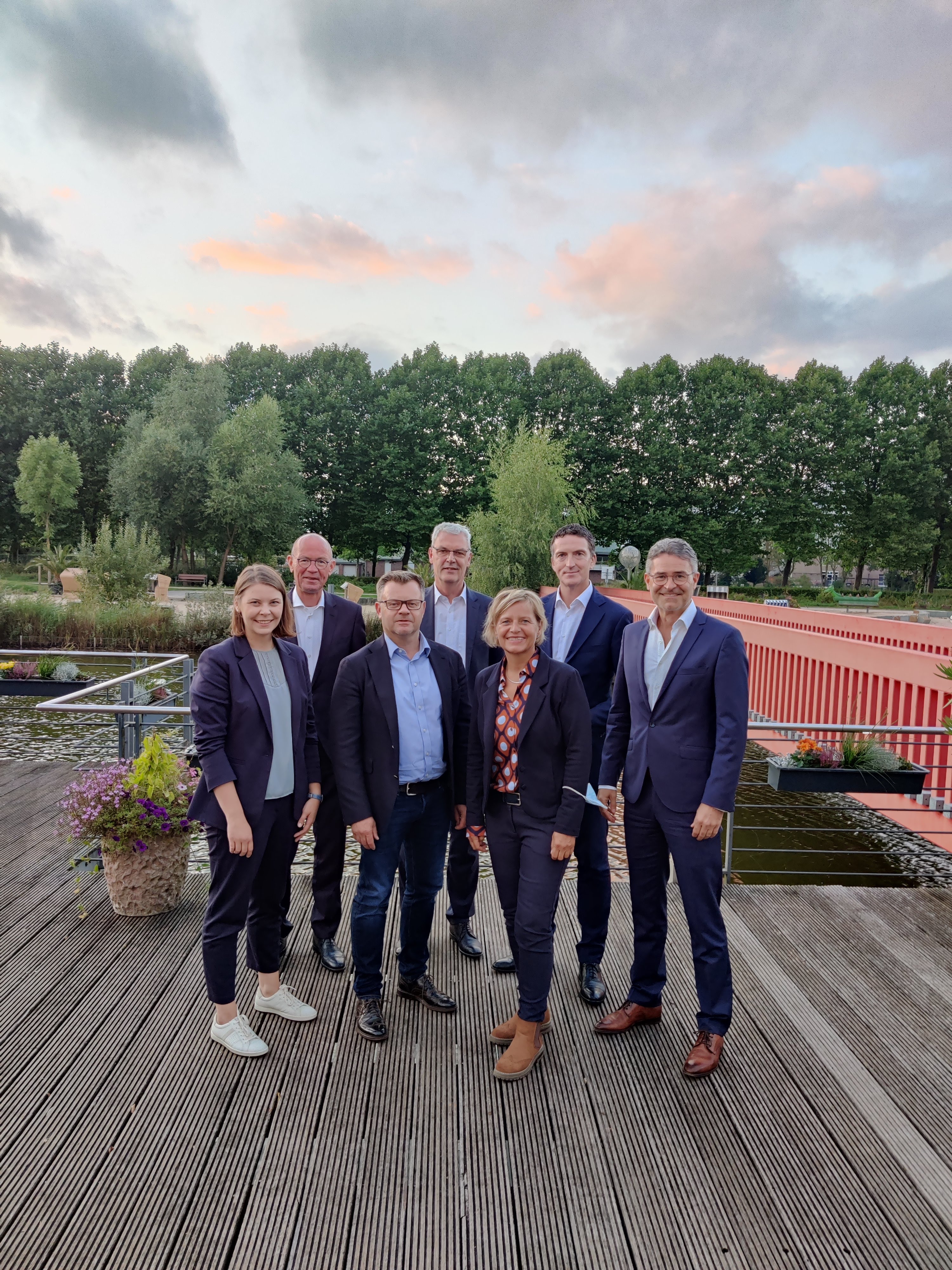 Der Vorstand der Wirtschaftsinitiative gemeinsam mit der alten und neuen Geschäftsführung der pro Wirtschaft GT (v.l.): Anna Niehaus, Johannes Hüser, André Theilmeier, Albrecht Pförtner, Nikola Weber, Ulrich Scheppan, und Volker Ervens.