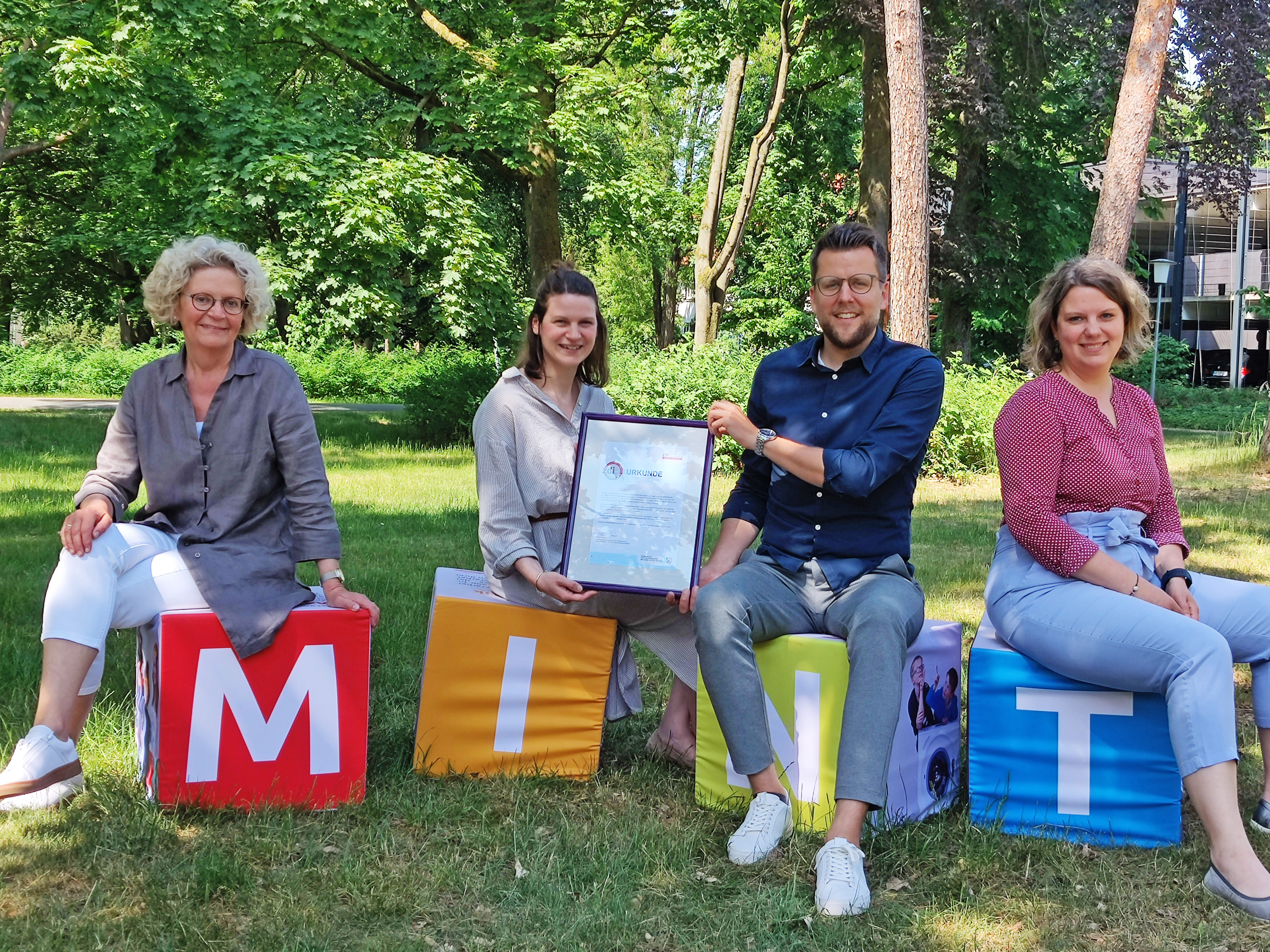 Das Team von pro MINT GT freut sich über das zdi-Qualitätssiegel 2022 (v.l.): Andrea Böddeker, Katharina Lippert, Matthias Vinnemeier und Miriam Kröger.