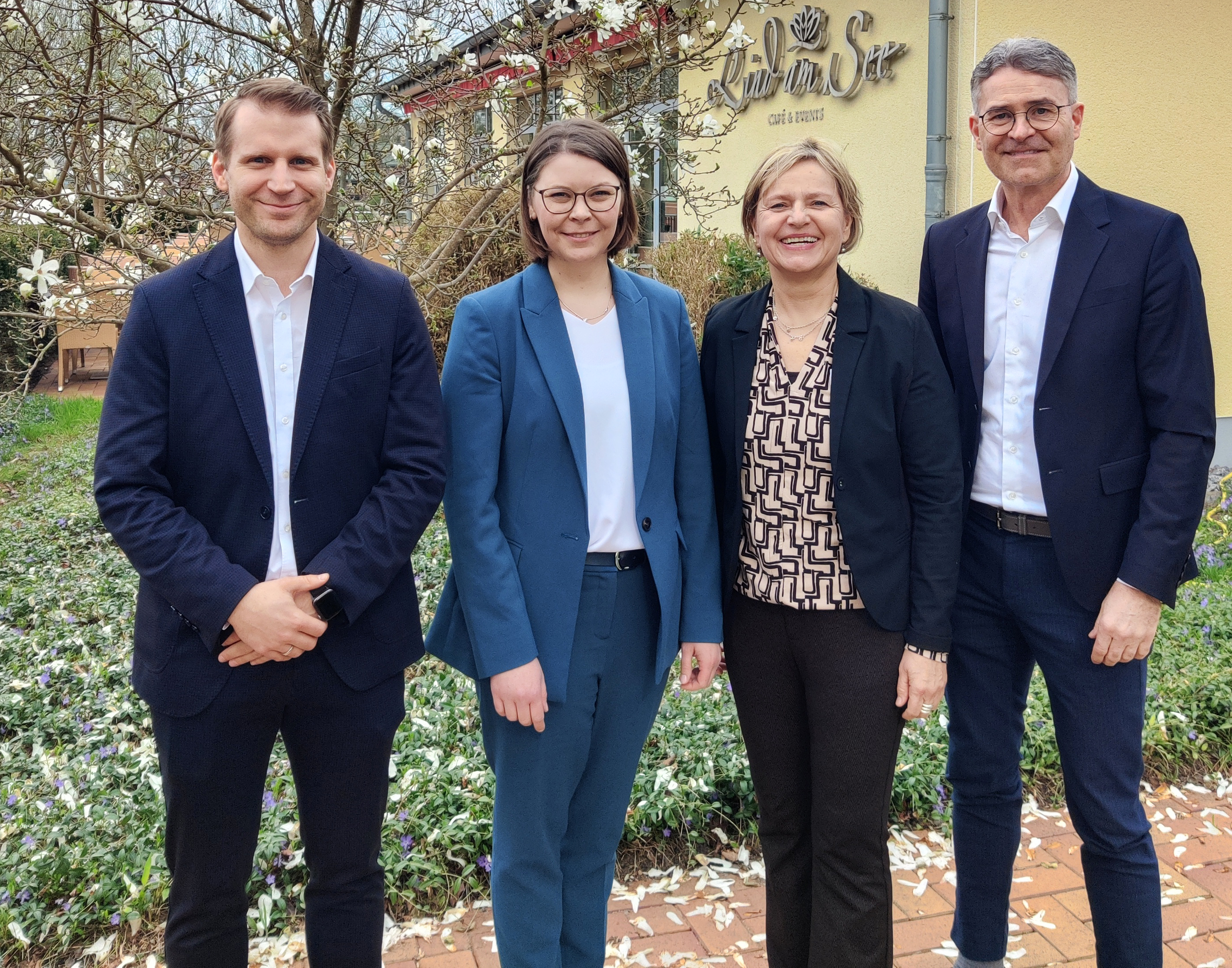 Nahmen zum Frühjahrsfrühstück das Thema ‚Europa‘ in den Blick (v.l.): Dr. Malte Zabel (Bertelsmann Stiftung), Anna Niehaus, Nikola Weber (Geschäftsführerinnen pro Wirtschaft GT), Volker Ervens (Wirtschaftsinitiative Kreis Gütersloh).