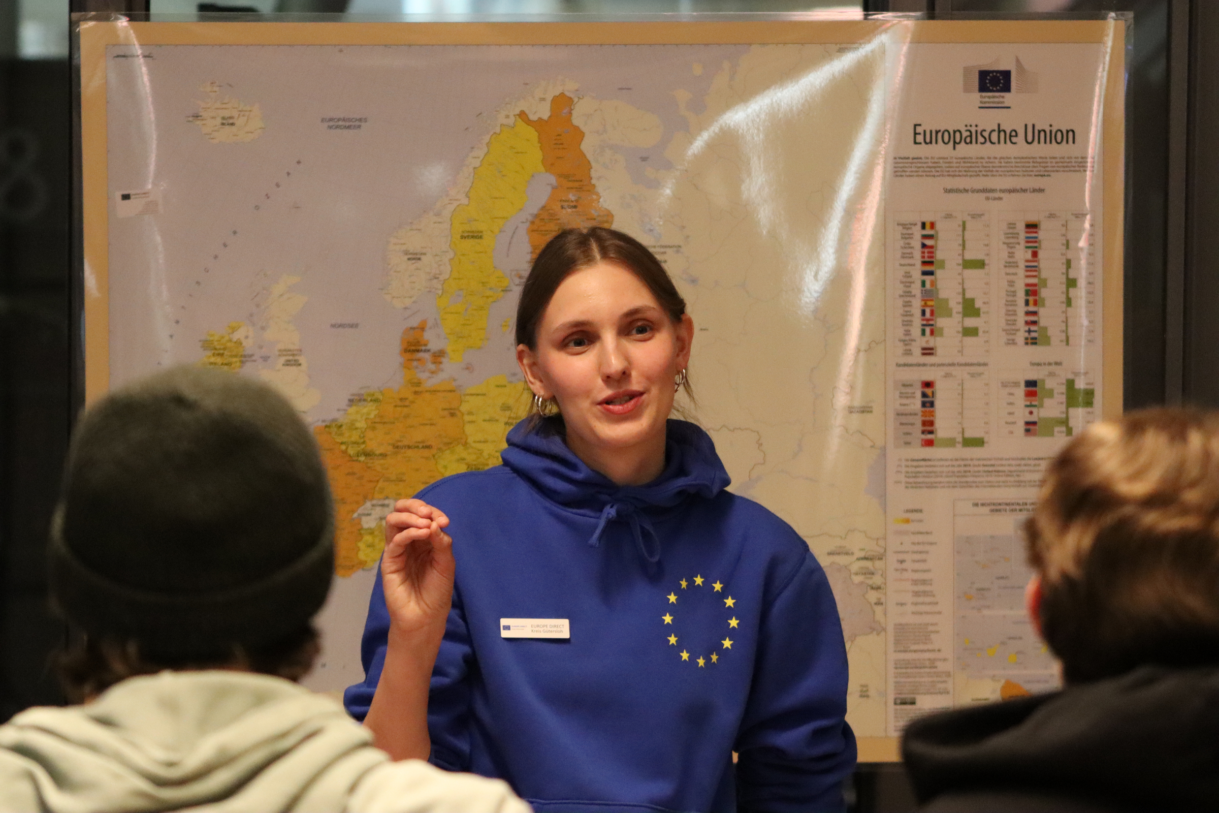 Luisa Keuer im Gespräch mit Schüler:innen beim Klimadialog in der Wissenwerkstatt in Bielefeld.