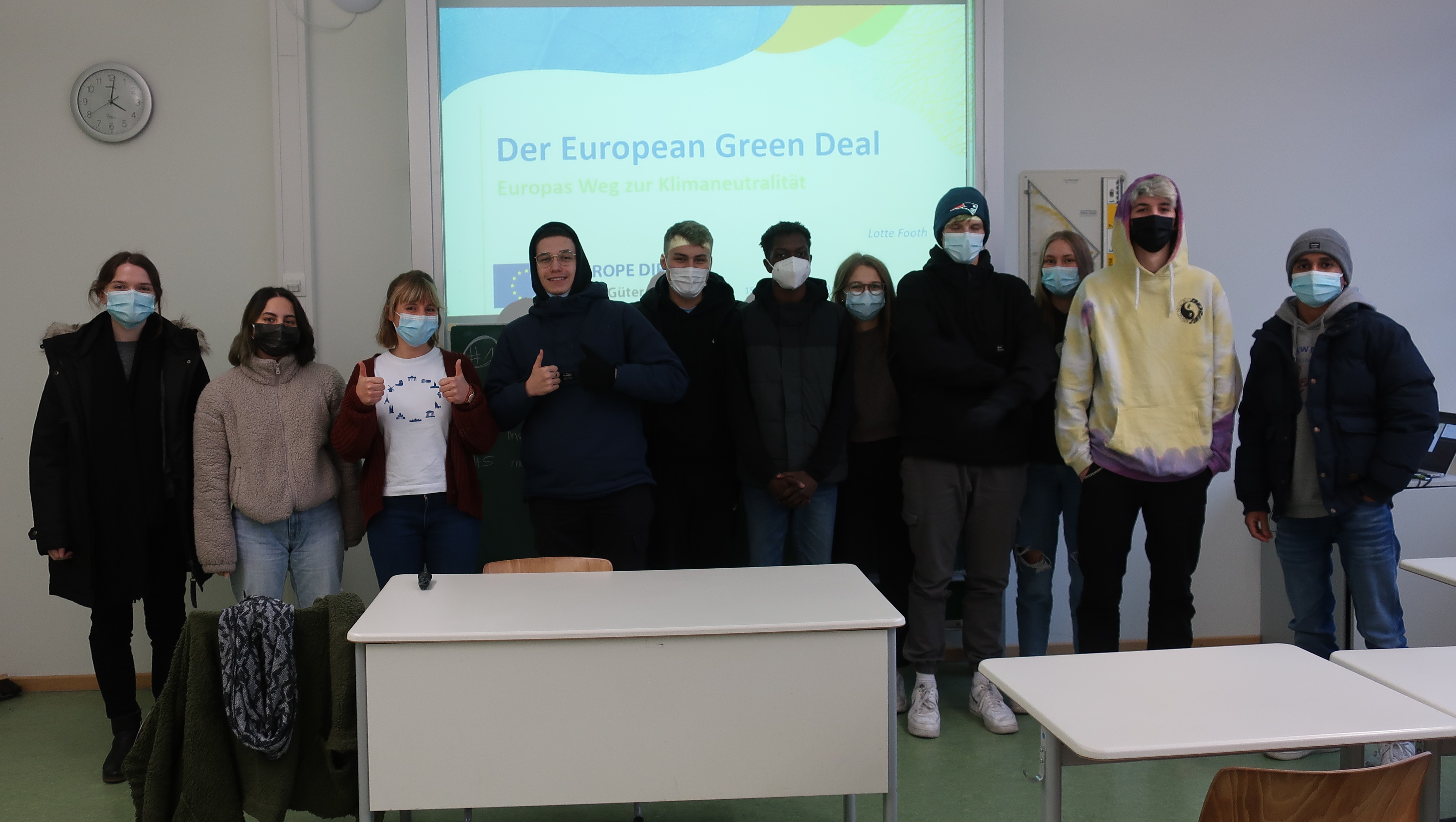 Sprachen gemeinsam über Europa und den Green Deal: Lotte Footh (Koordinatorin Europe Direct Kreis Gütersloh 3.v.l.) mit den Schüler:innen der Anne-Frank-Gesamtschule.