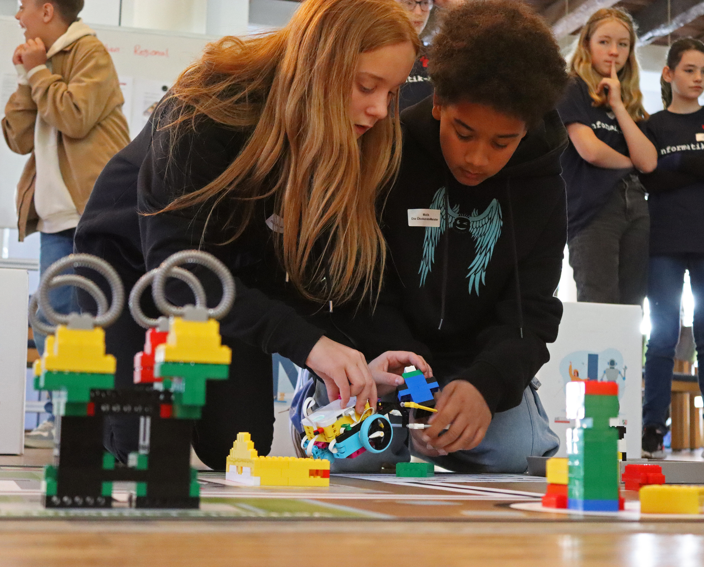 Schnelle Umbauarbeiten, dann zur nächsten Aufgabe: Mira und Malik von den ‚ÖkokarateMeistern‘