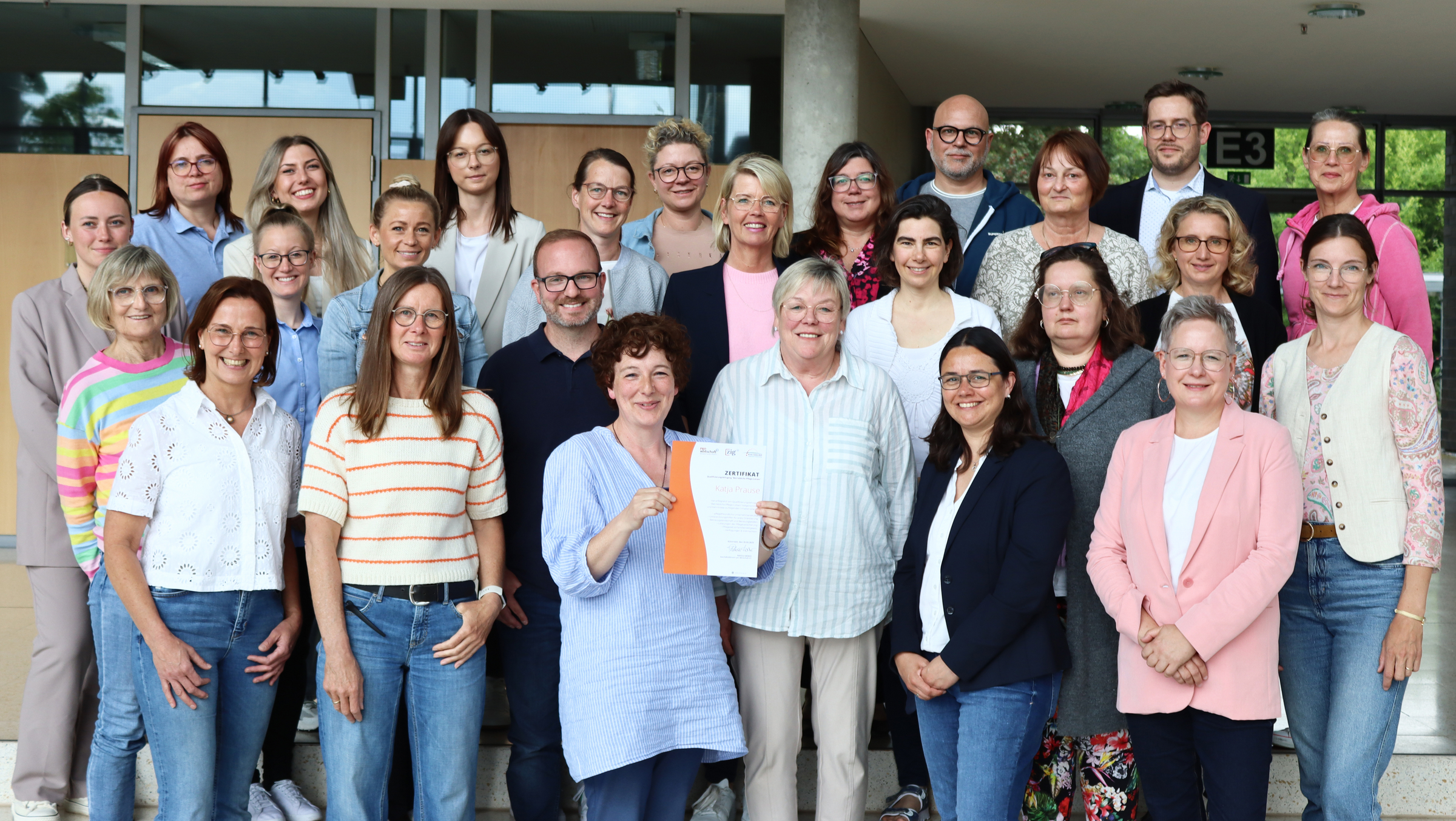 Kompetente Ansprechpersonen für Kolleginnen und Kollegen: Referenten und Teilnehmende des Qualifizierungslehrgangs zum ‚Betrieblichen-Pflege-Lotsen‘
