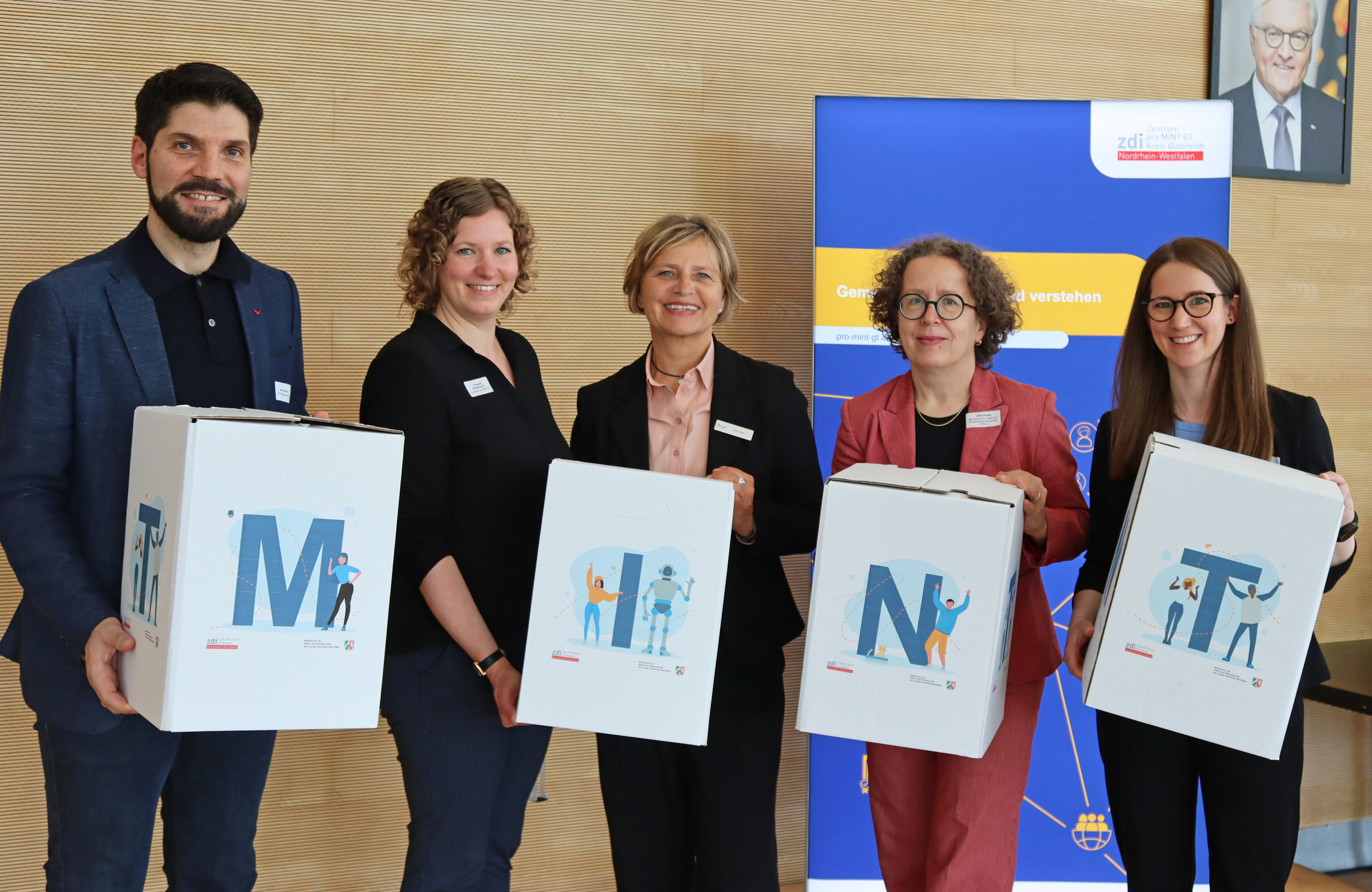 Feierten 15 Jahre MINT-Netzwerk und -Begeisterung im Kreis Gütersloh (v.l.): Ekrem Namazci (GDEXA), Franziska Monkenbusch (pro MINT GT), Nikola Weber (pro Wirtschaft GT), Julia Diamé (Ministerium für Kultur und Wissenschaft) und Vanessa Funke (Matrix GmbH).