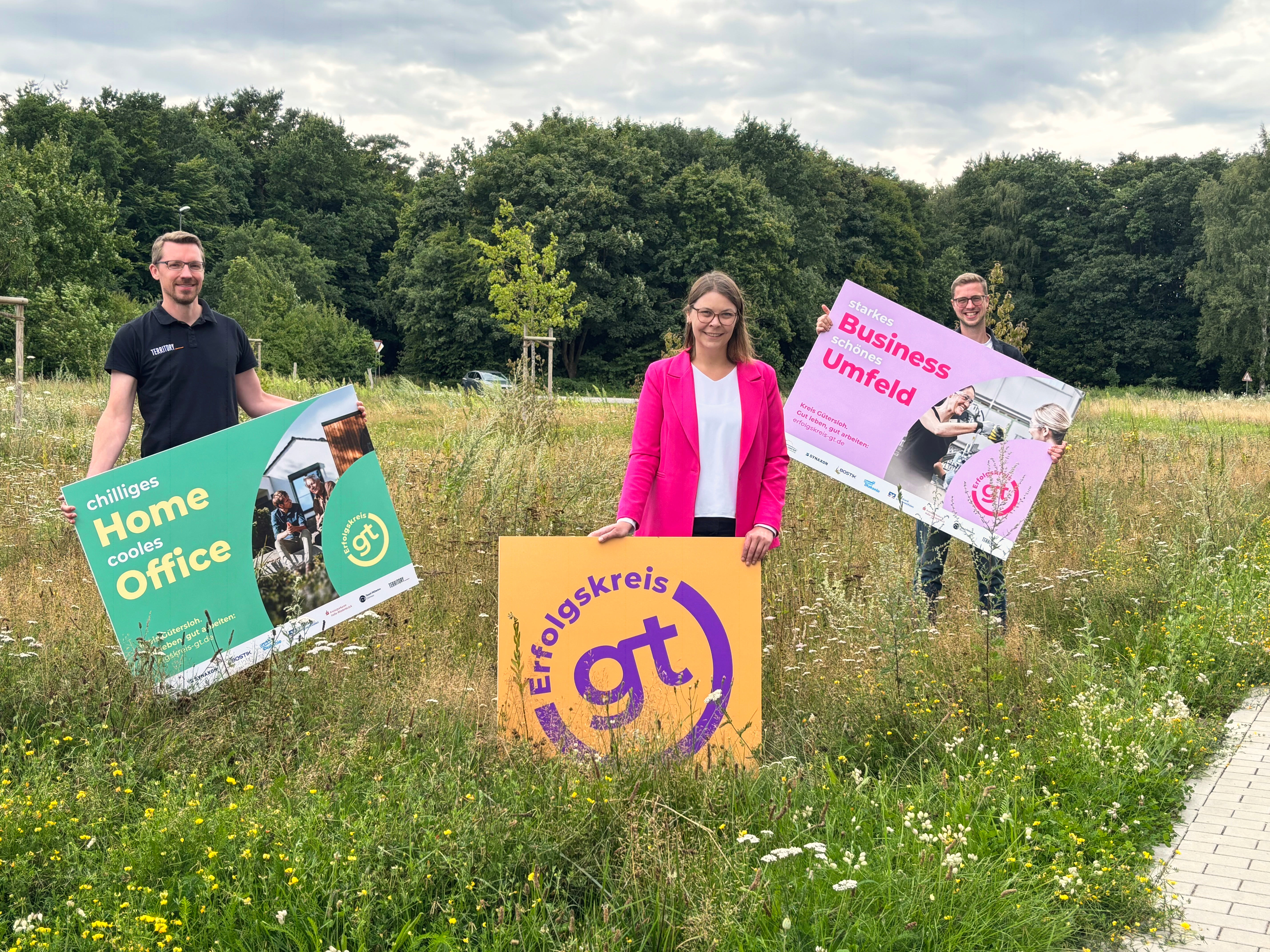 Gut leben und gut arbeiten im Kreis Gütersloh (v.l.): Tobias Fedeler (TERRITORY), Anna Niehaus und Nils Krieft (beide pro Wirtschaft GT) freuen sich über den Start der neuen Standortmarketing-Kampagne.