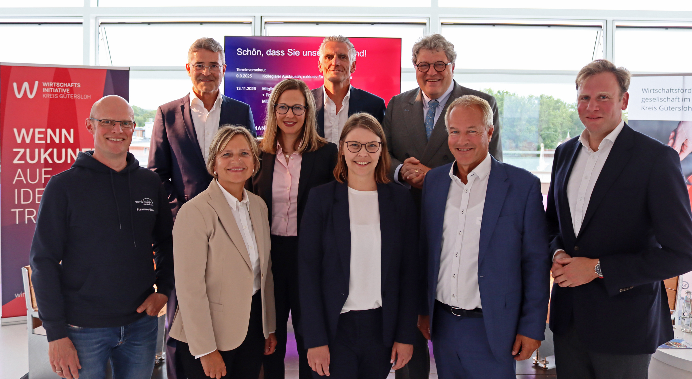 Akteure beim Wirtschaftsforum 2025 (v.l.): Dirk Bathe (wertkreis Gütersloh), Volker Ervens (Wirtschaftsinitiative Kreis Gütersloh) Nikola Weber (pro Wirtschaft GT), Nina Kache (Wirtschaftsinitiative Kreis Gütersloh), Ulrich Lünstroth (Bertelsmann), Anna Niehaus (pro Wirtschaft GT), Dr.Reinhard Zinkann (Miele), Sven Deutschmann (Sonopress), Maximilian-Ferdinand von Korff (Claas).