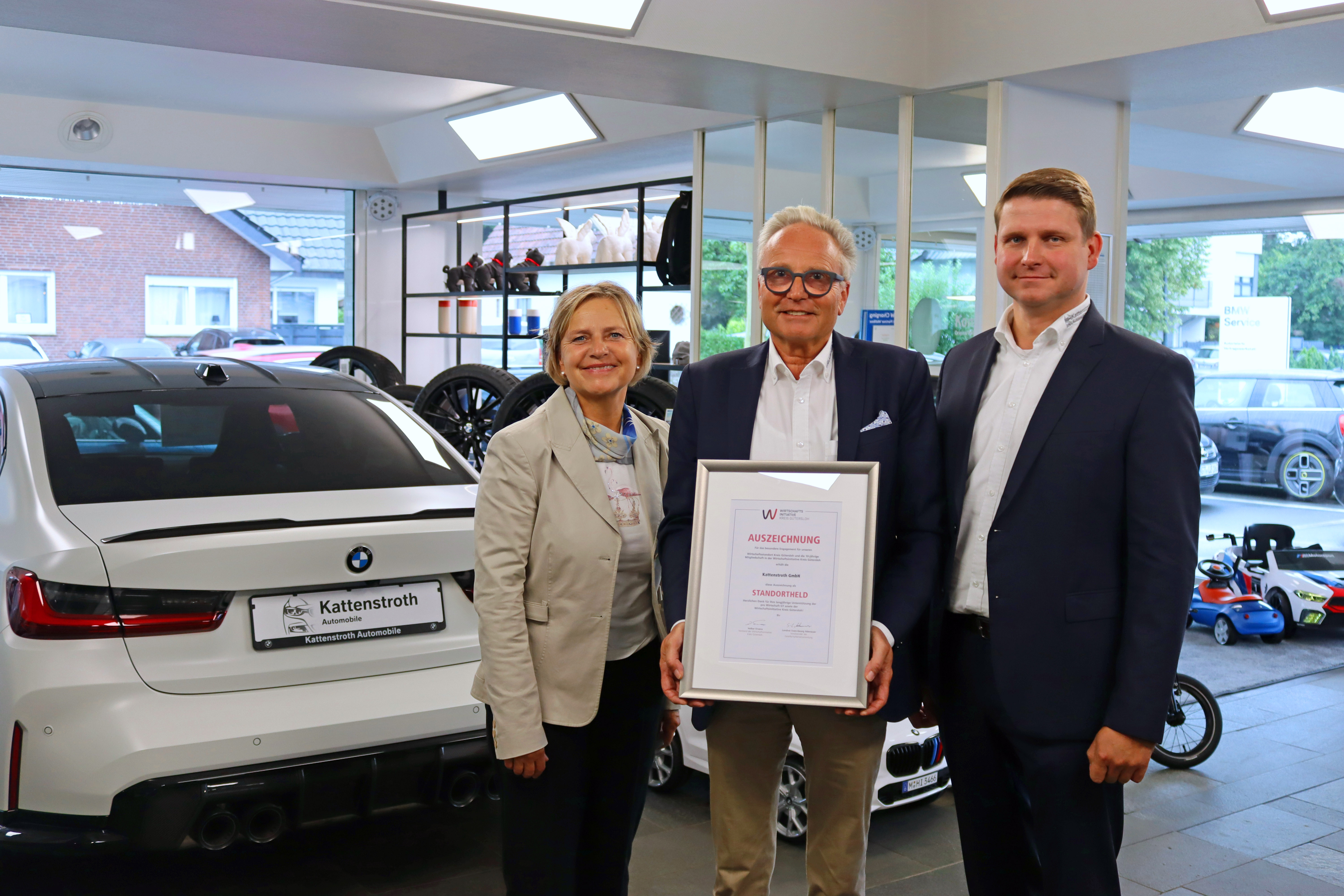 Nikola Weber zeichnete Mateusz Kitkowski und Hermann Kattenstroth (links) für ihr Engagement in der Wirtschaftsinitiative Kreis Gütersloh e.V. als ‚Standorthelden‘ aus. 