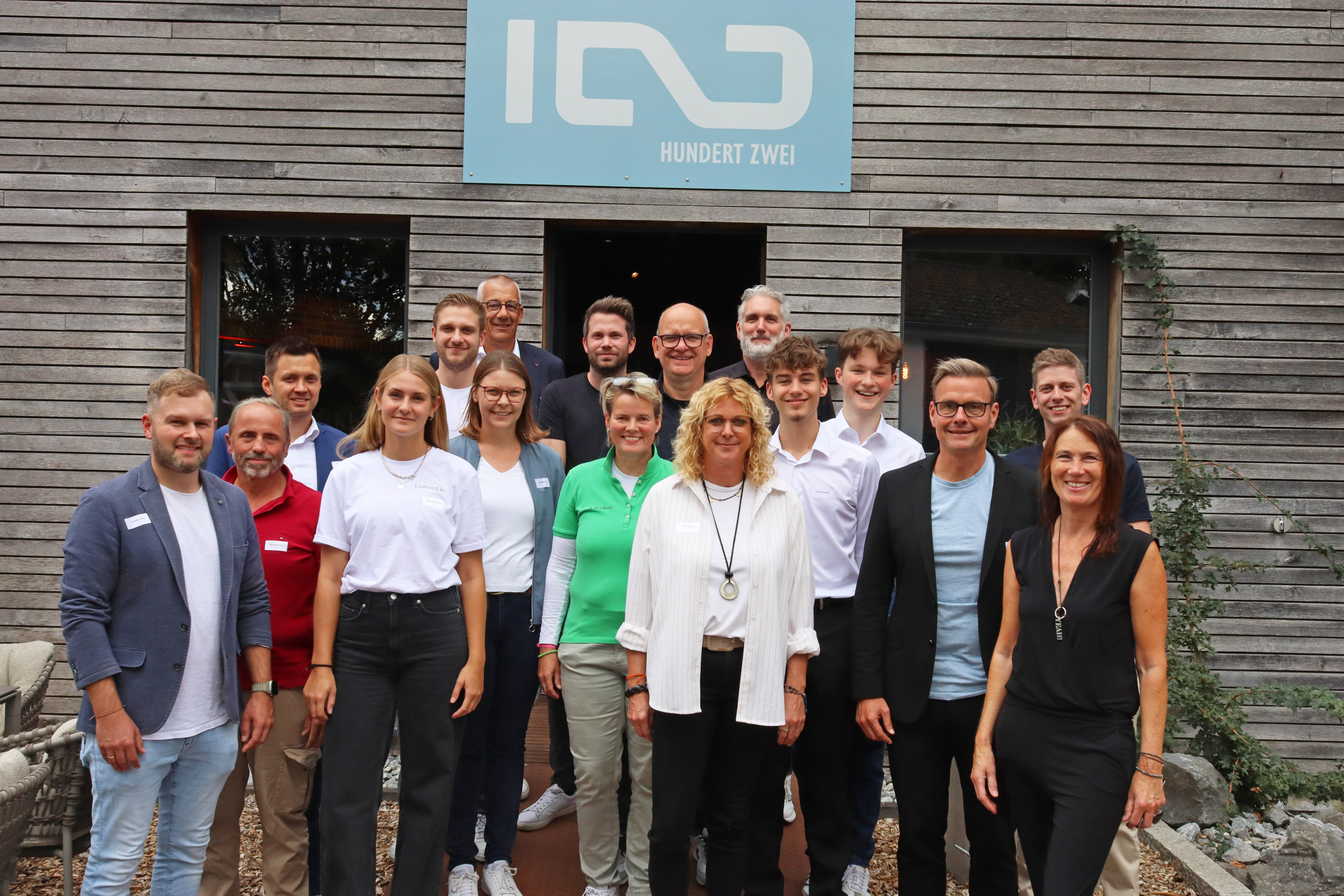 Akteure des Live-Pitch Kreis Gütersloh vor dem HUNDERTZWEI in Rietberg.