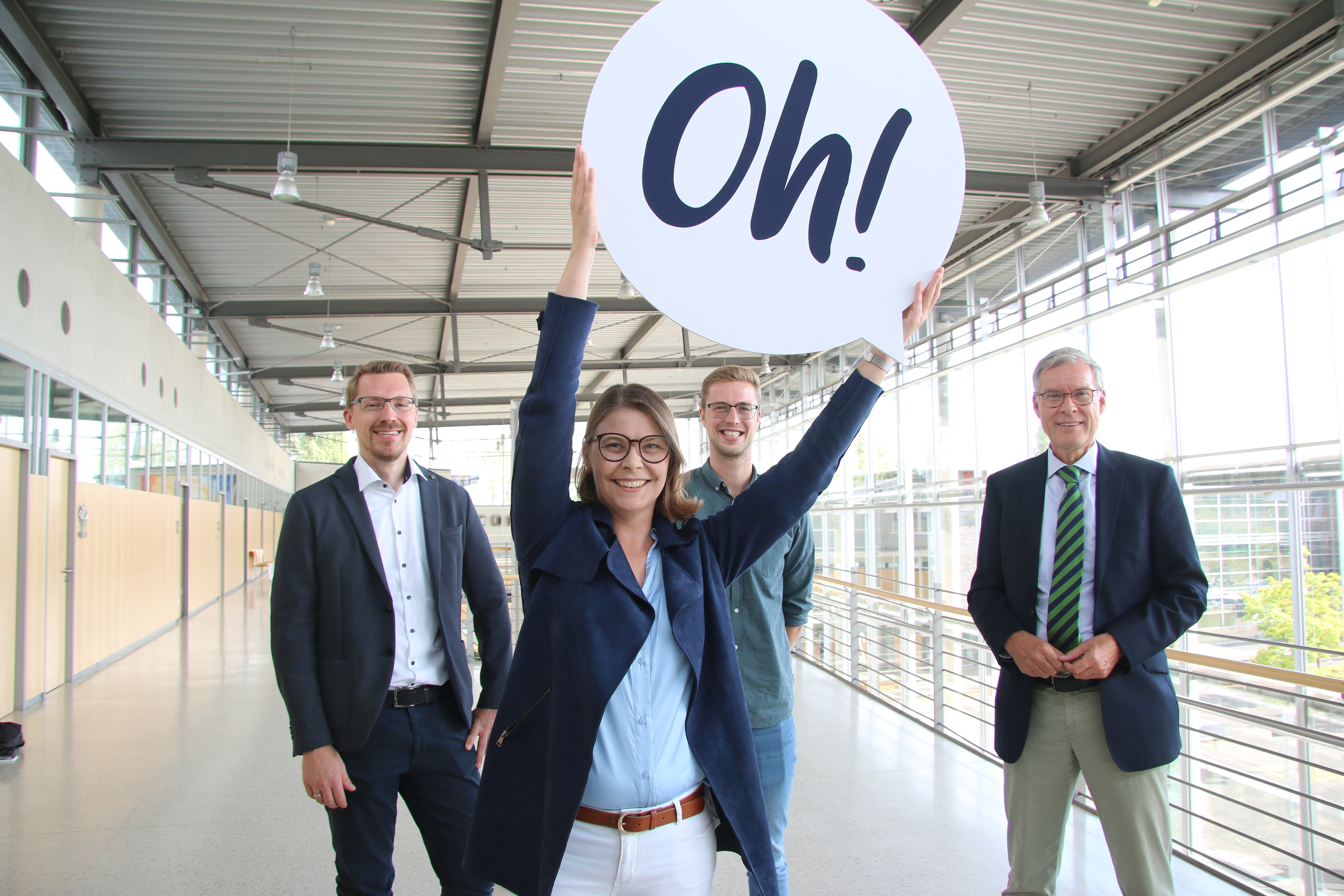 Präsentieren eine Kampagne voller Oh-Momente (v.l.): Tobias Fedeler (Territory), Anna Niehaus und Nils Krieft (beide pro Wirtschaft GT) und Landrat Sven-Georg Adenauer.