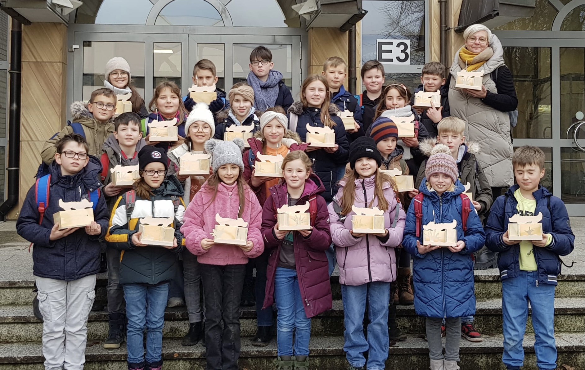 Viertklässler:innen der Josefschule besuchen Holzmanufaktur