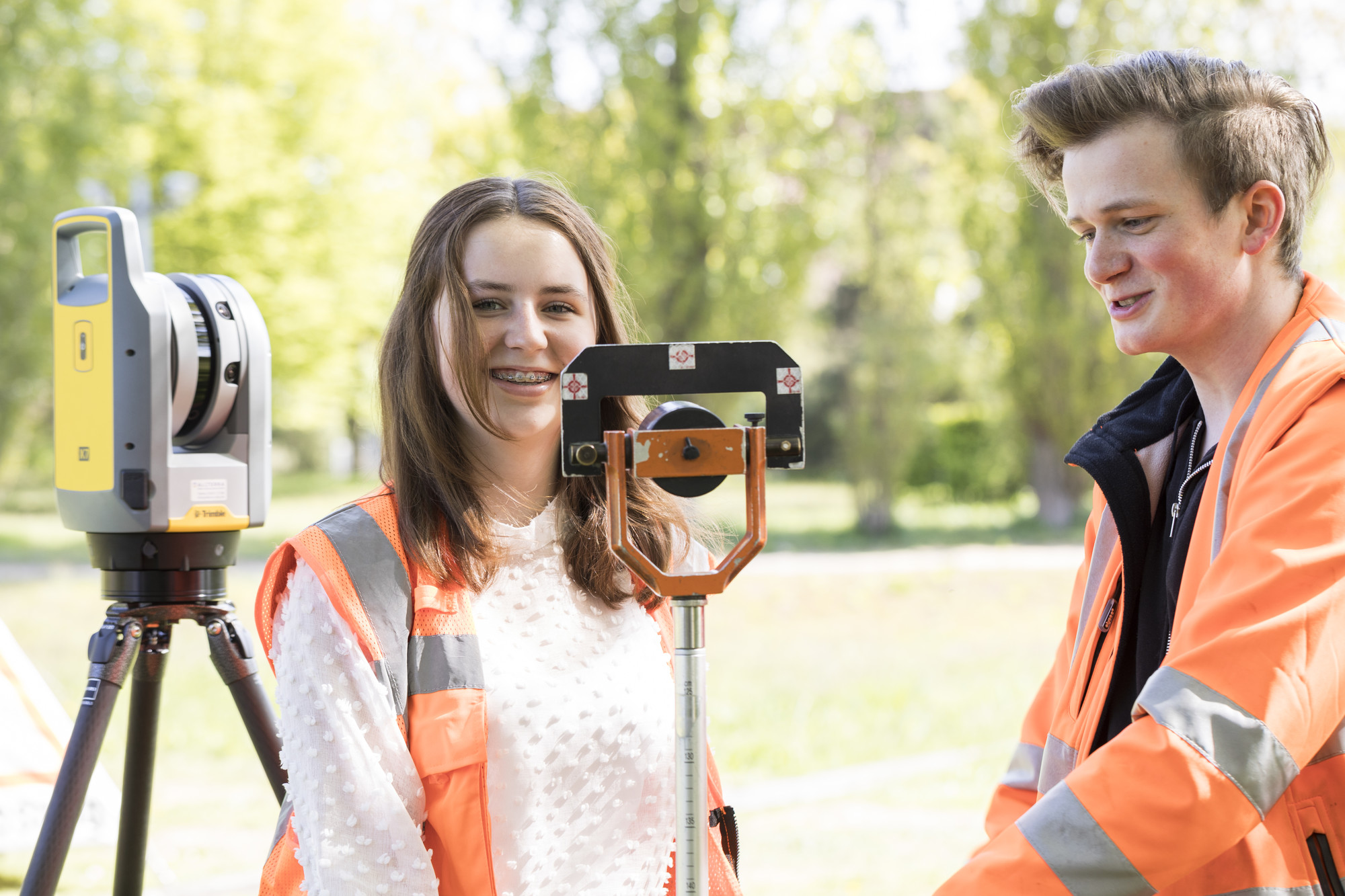 Junge Frau und junger Mann vermessen etwas.