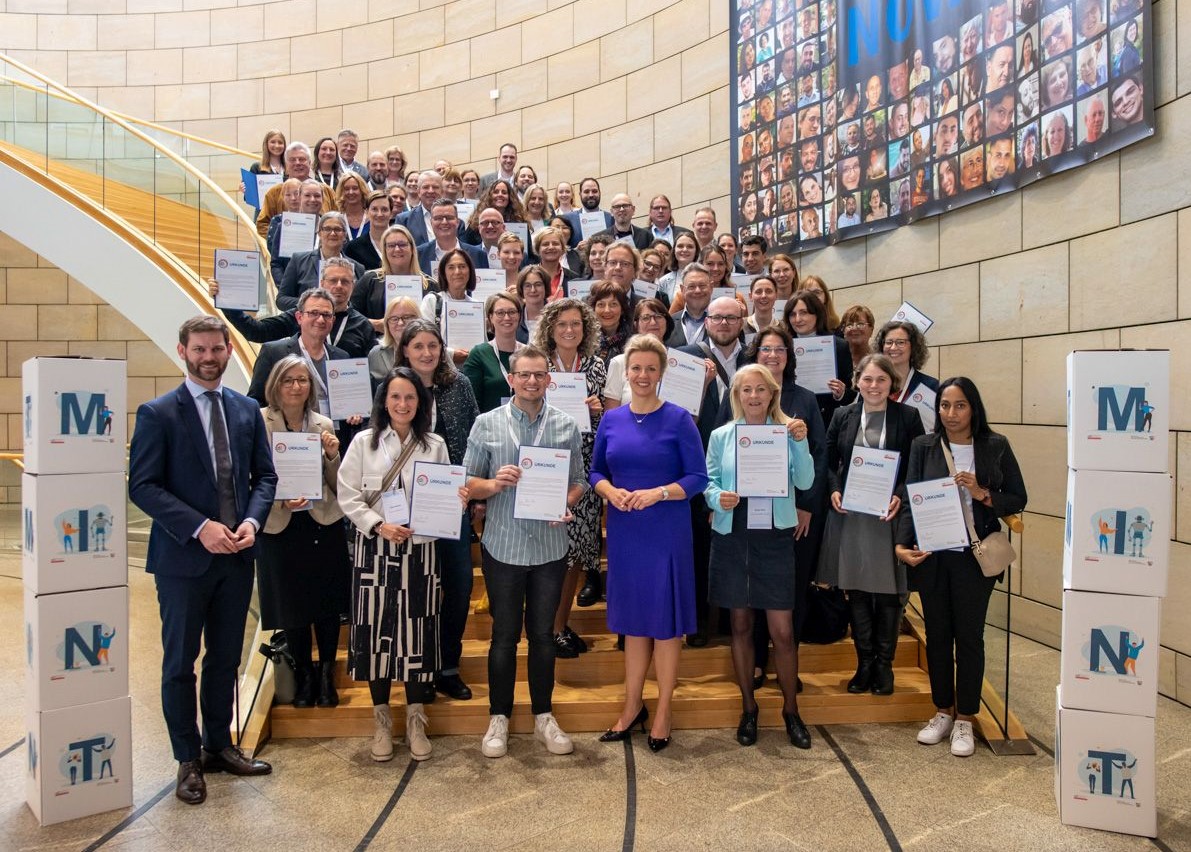 Qualitätssiegel: Auch das zdi-Zentrum pro MINT GT wurde von Ministerin Ina Brandes in Düsseldorf ausgezeichnet.