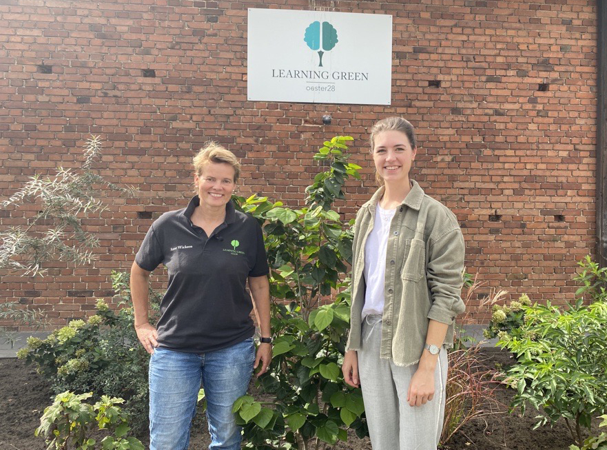 Anne Wickern (links), Gründerin von Learning Green mit Kathrin Bünte, Gründungsberaterin der pro Wirtschaft GT.