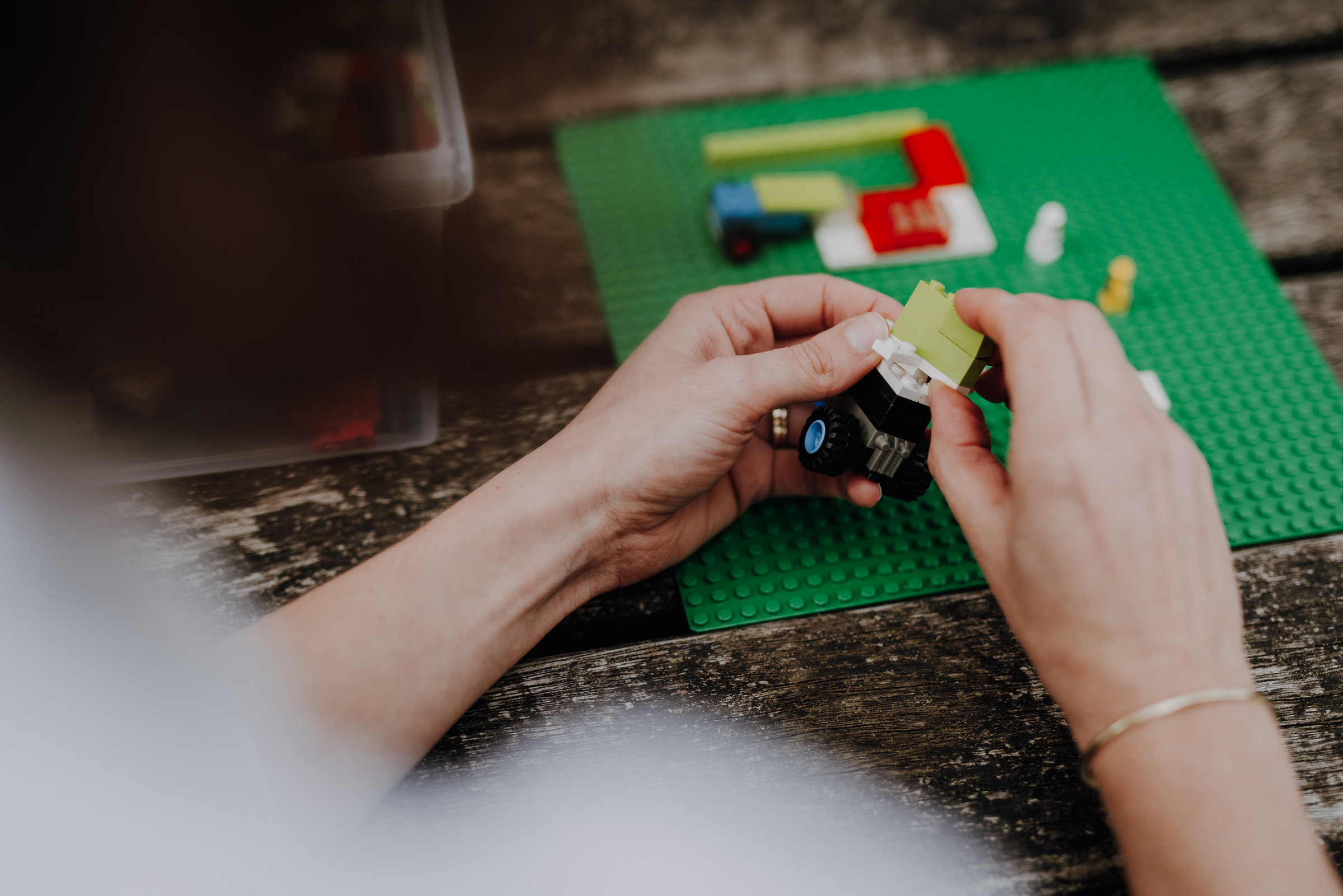 Hände mit Legosteinen