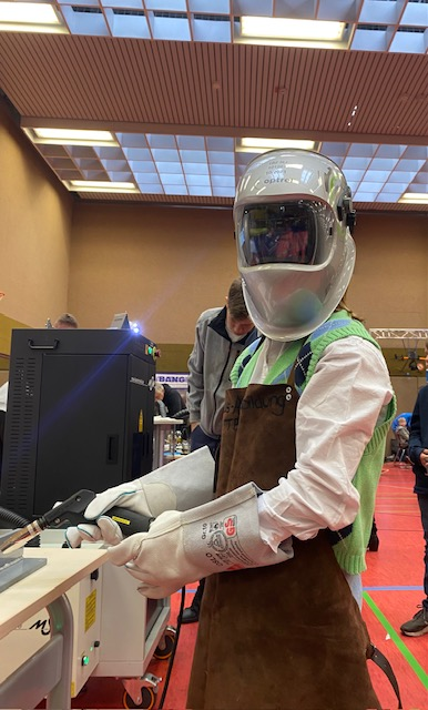 Schüler:innen experimentieren am MINT-Mitmach-Tag