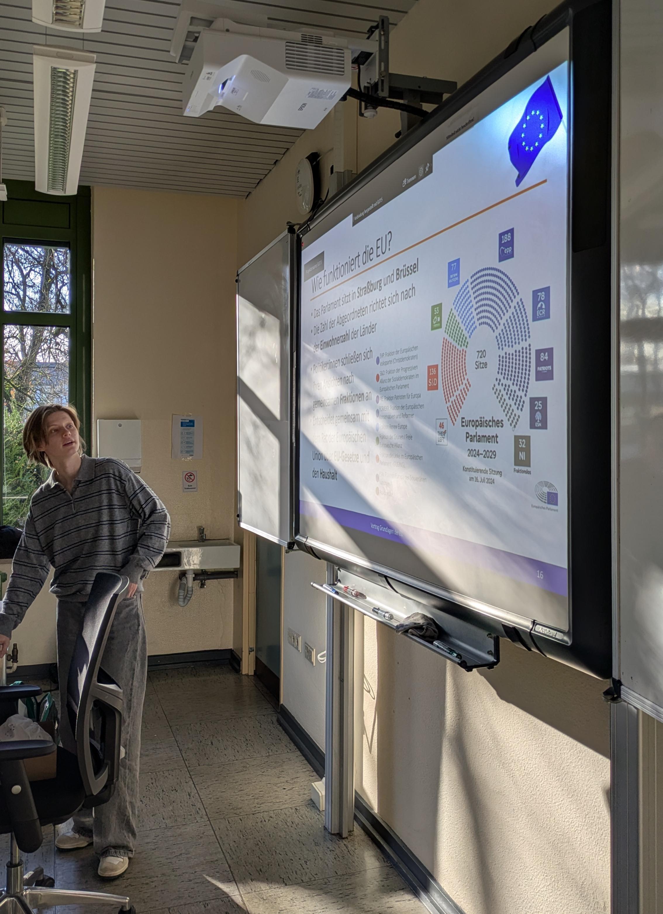 Josephina Prange bei einem Vortrag vor Schüler:innen