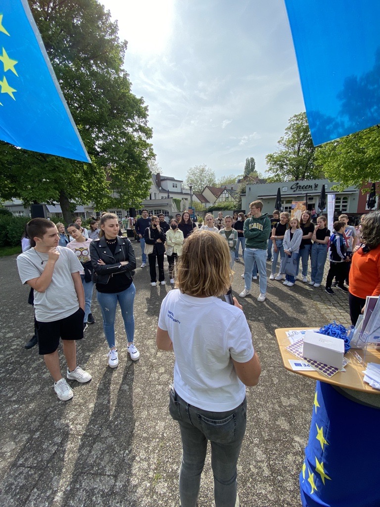 Lotte Footh (vorne, Koordinatorin Europe Direct) erklärt den Schülerinnen und Schülern die Regeln der Rallye.