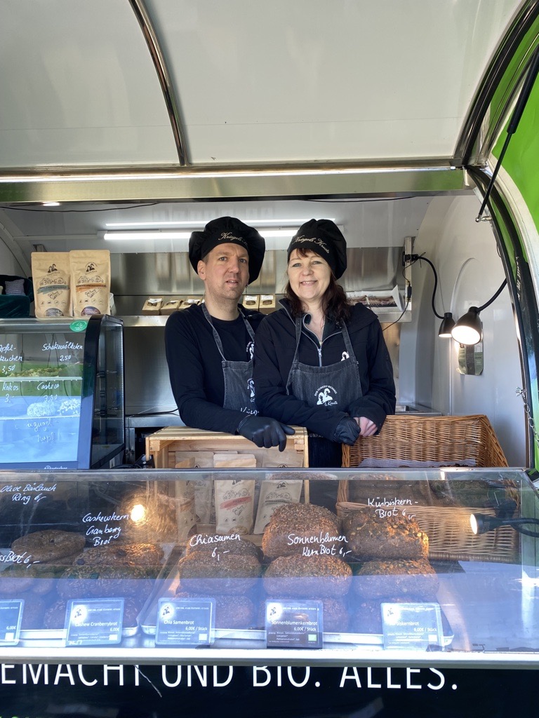 Markus und Daniela Maria Kriegel in einem ihrer Verkaufswagen.