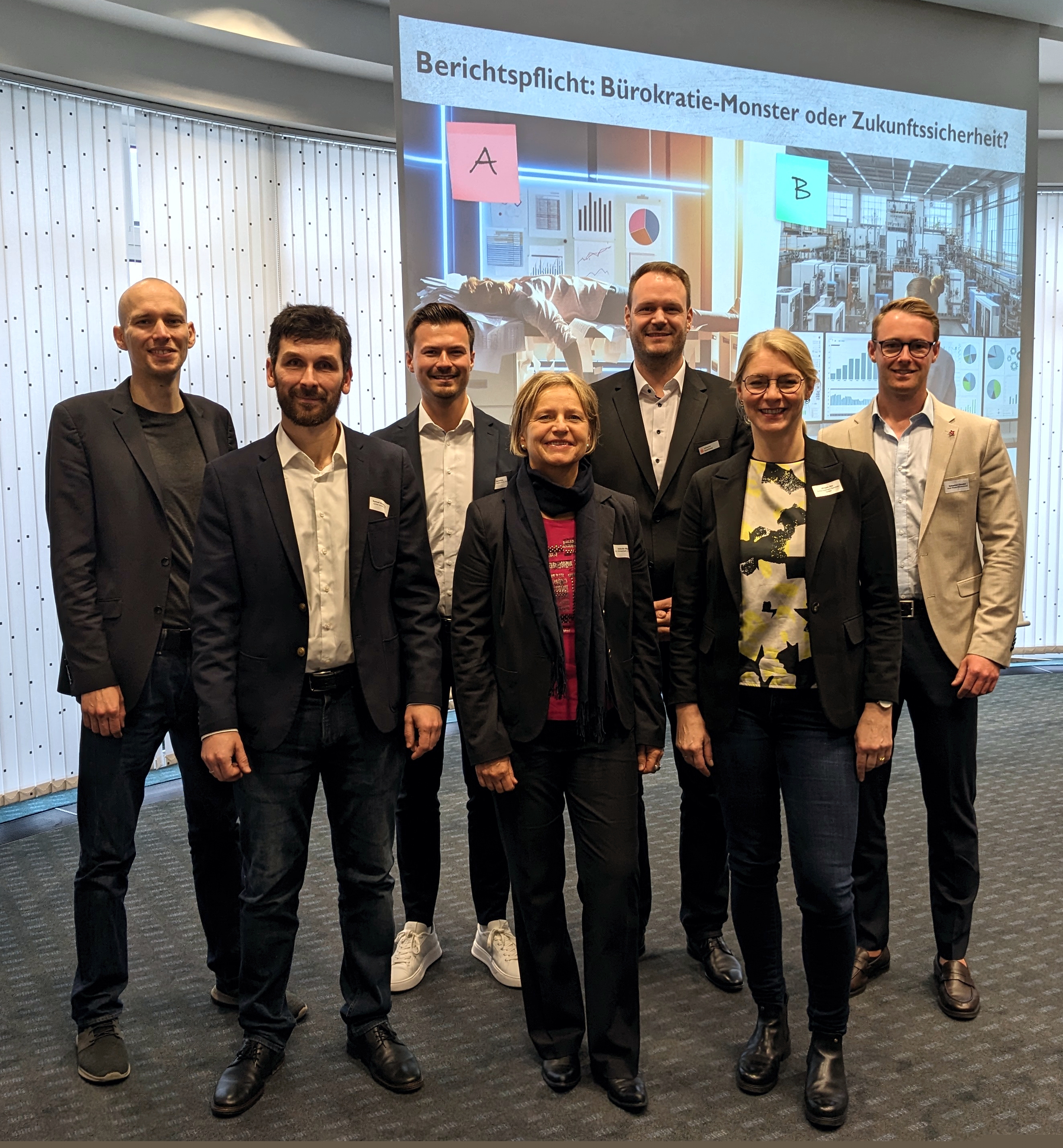 Referenten und Akteure beim Nachhaltigkeitsforum (v.l.): Peter Brünler (pro Wirtschaft GT), Samuil Simeonov (cyclos future GmbH), David Severins (Wortmann & Partner), Nikola Weber (pro Wirtschaft GT), Johannes Haverkamp (Kreissparkasse Wiedenbrück), Mirjam Alo (S-Management Services GmbH) und Sebastian Czoske (Stadt Rheda-Wiedenbrück).