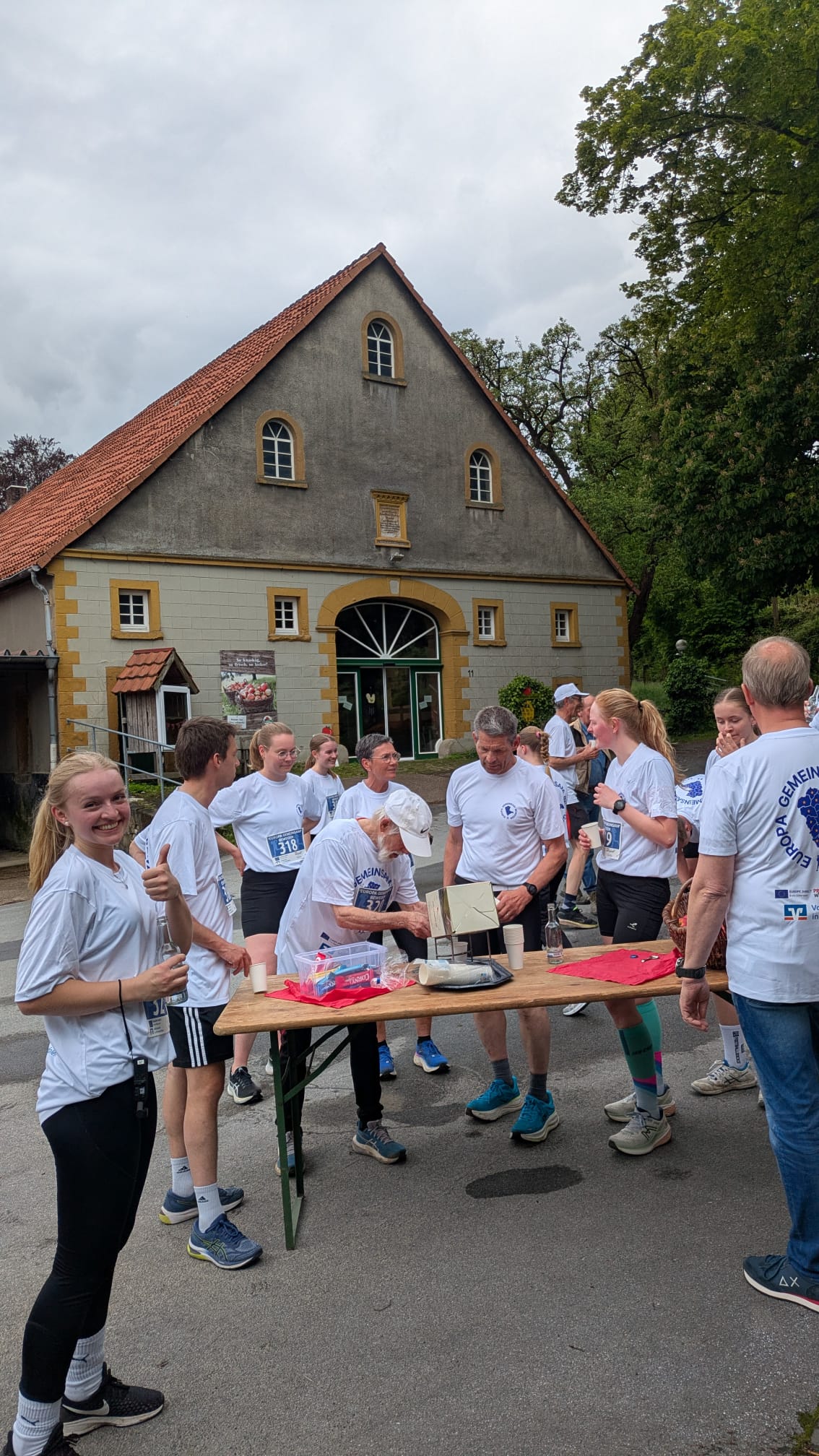 Katharina Brünjes beim Zwischenstop beim Apfelhof in Werther.