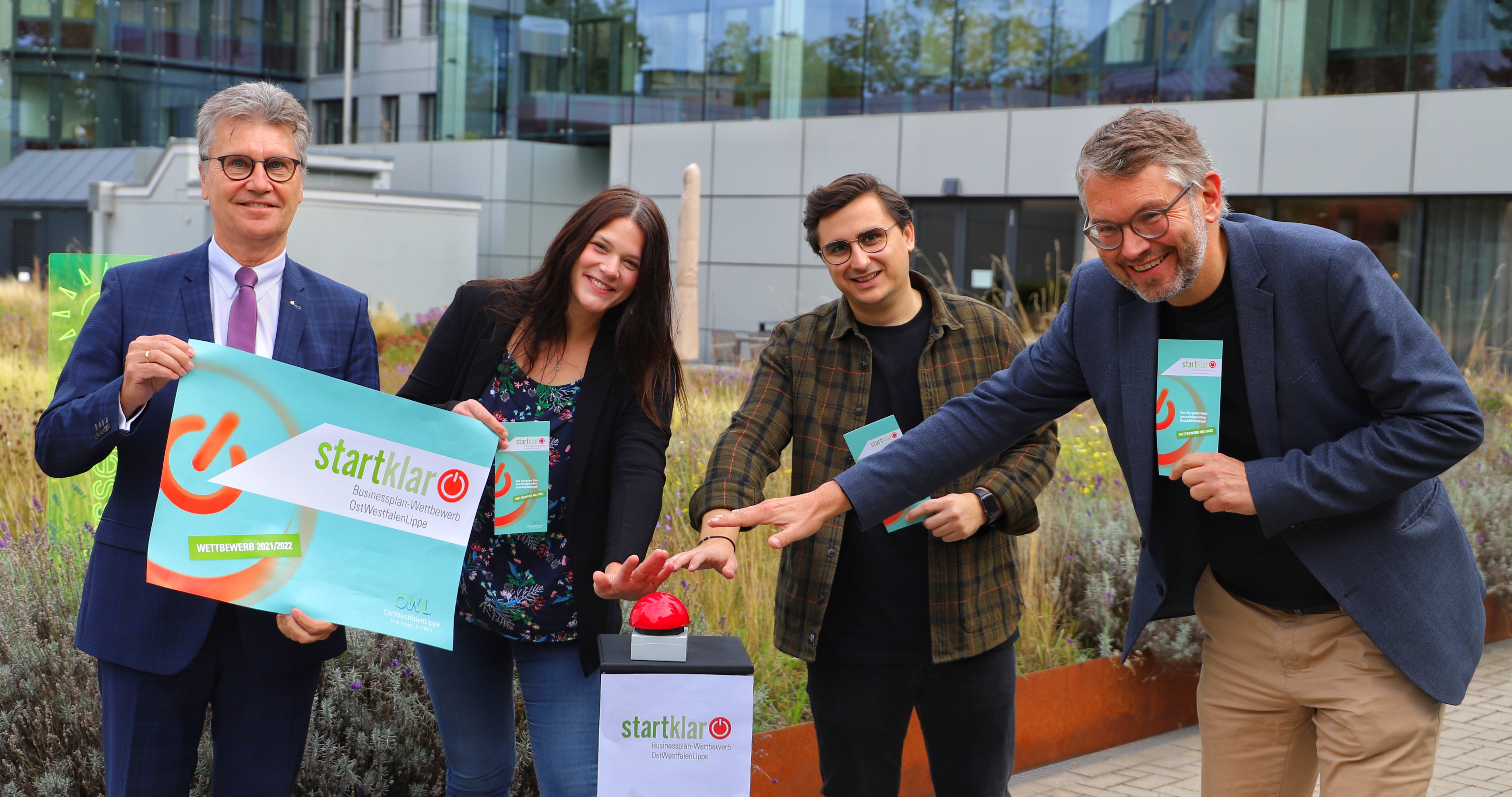 Startschuss für die eigene Idee: Noch bis zum 07.11. können sich Gründerinnen und Gründer für den Wettbewerb ‚startklar‘ unter anderem rund um Hubert Böddeker (Vorstand Sparkasse Paderborn-Detmold), Anna-Lena Lütke-Börding (Projektleiterin OstWestfalenLippe GmbH), Mladen Milicevic (Founder Unchained Robotics) und Wolfgang Marquardt (Prokurist OstWestfalenLippe GmbH) (v.l.) anmelden. Foto: OWL GmbH