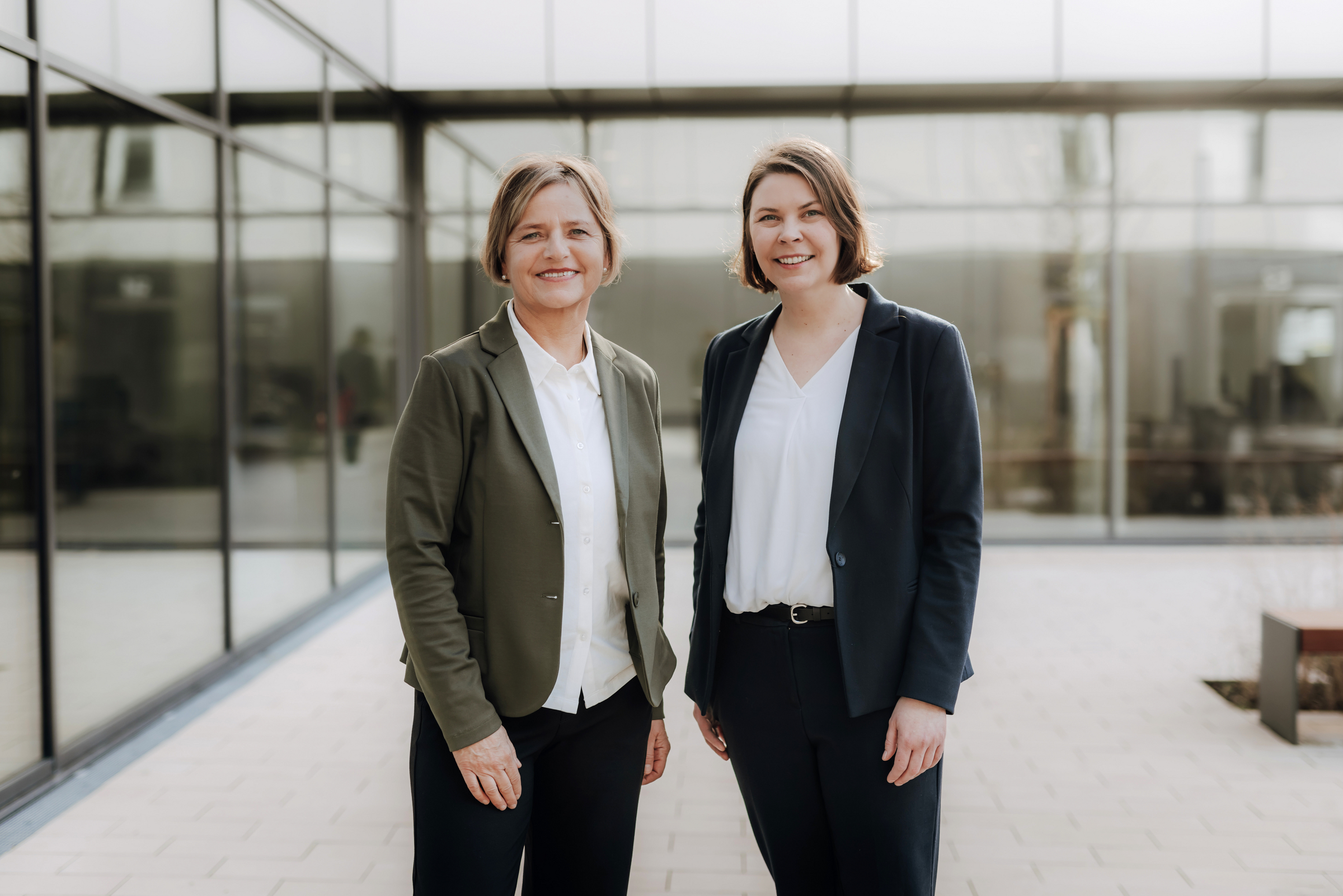 Richten den Blick auf den Wirtschaftsstandort Kreis Gütersloh 2035: pro Wirtschaft GT Geschäftsführerinnen Nikola Weber (links) und Anna Niehaus.