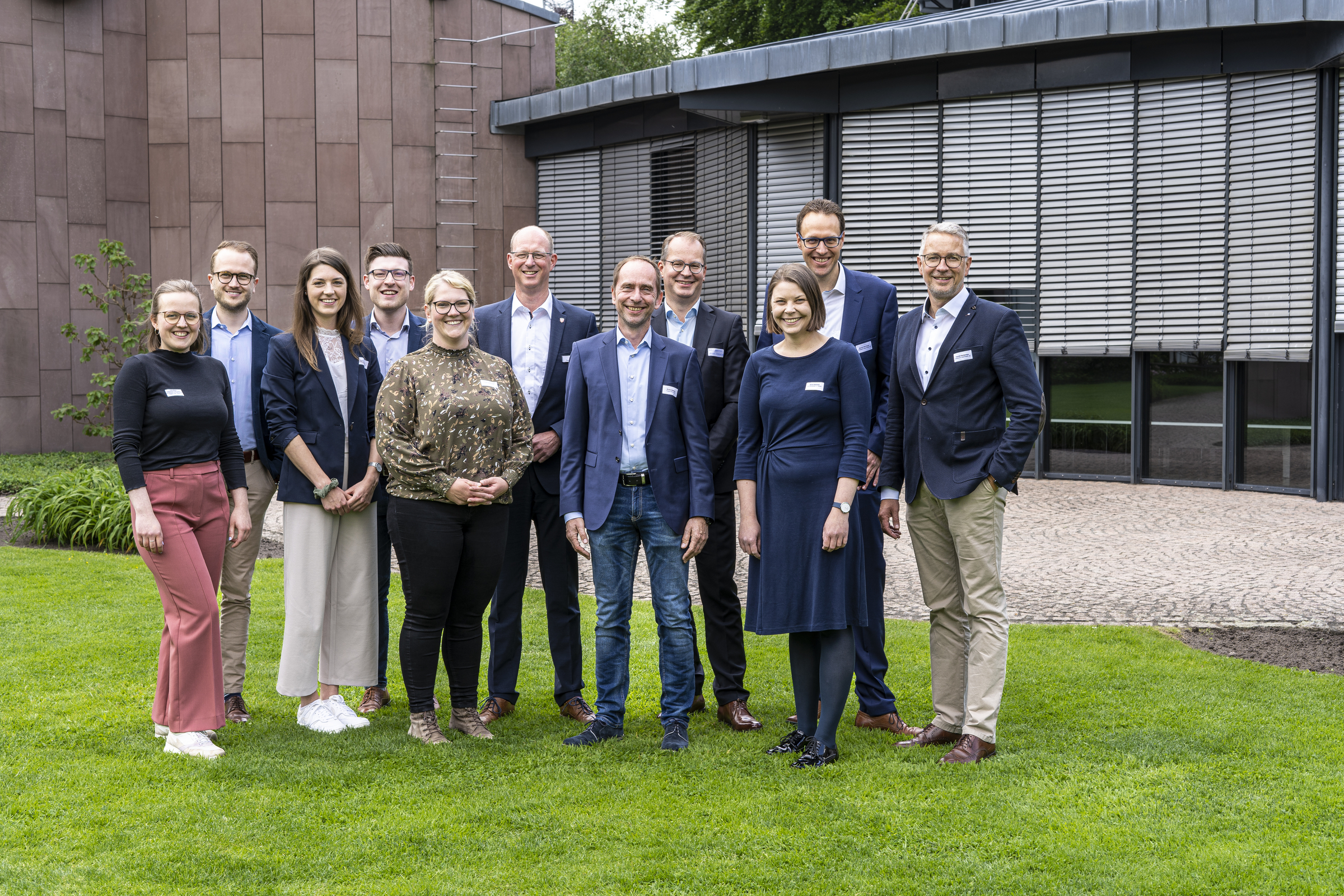 Bz: Gemeinsam beim Digitalisierungsforum (v.l.): Lena Mohr (Mittelstand-Digital Zentrum Ruhr-OWL), Max Stratmann (Miele), Kathrin Bünte (pro Wirtschaft GT), Julian Ziebarth (Machine2Human Solutions), Susanne Künstler (Stadt Halle), Bürgermeister Thomas Tappe (Stadt Halle), Guido Baptist, Boris Bödecker (beide Storck), Anna Niehaus (pro Wirtschaft GT), Dennis Blomeyer und Harald Herkströter (Volksbank).