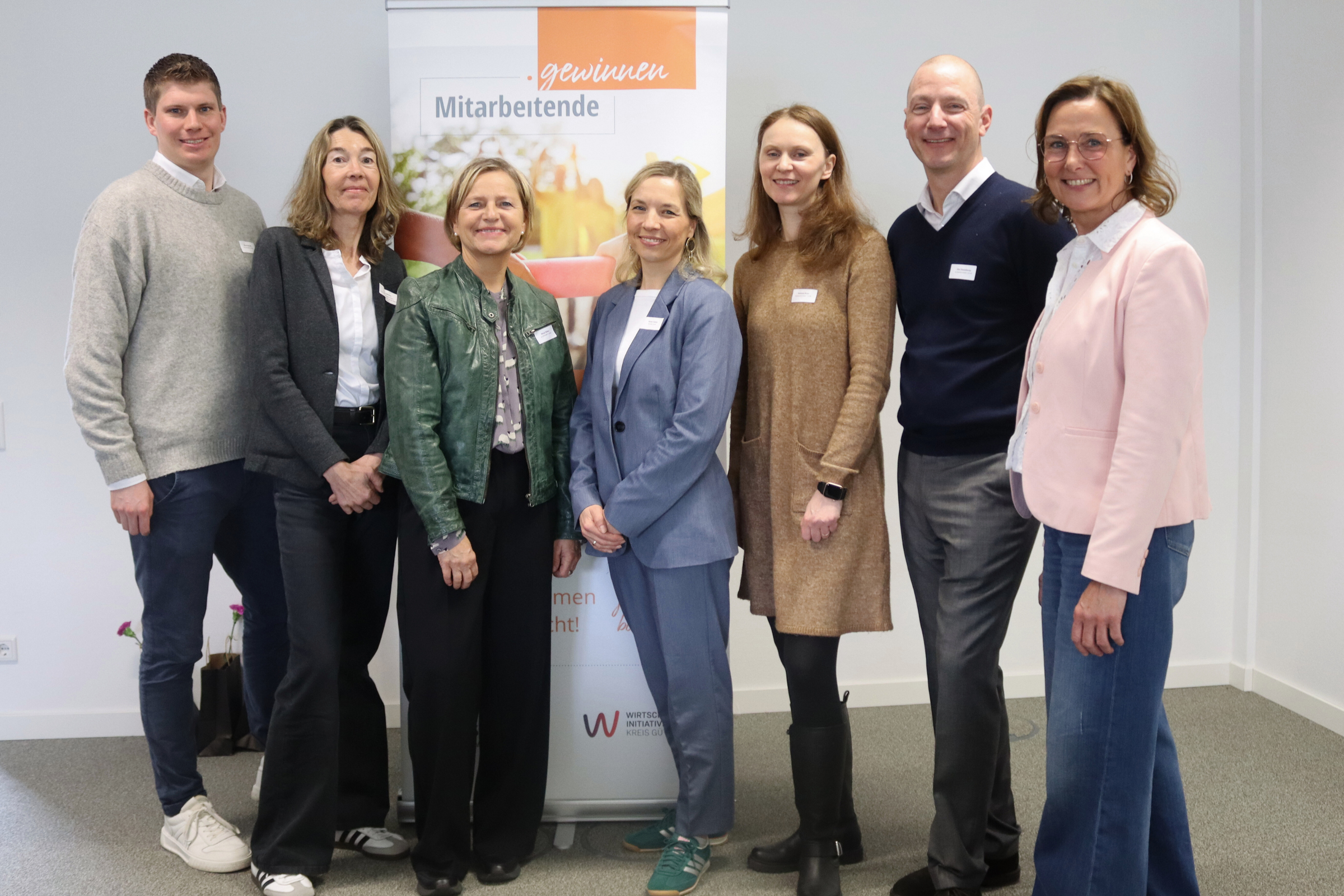 Akteure und Kooperationspartner der Veranstaltung (v. l.): Yannik Muntel (pro Wirtschaft GT), Petra Matthes (Kompetenzzentrum Frau und Beruf OWL), Nikola Weber (pro Wirtschaft GT), Maren Fischer (Workfive GmbH), Stefanie Breier (hdgroup), Eike Jan Diestelkamp (hdgroup) und Dr. Marita Reinkemeier (pro Wirtschaft GT GmbH).