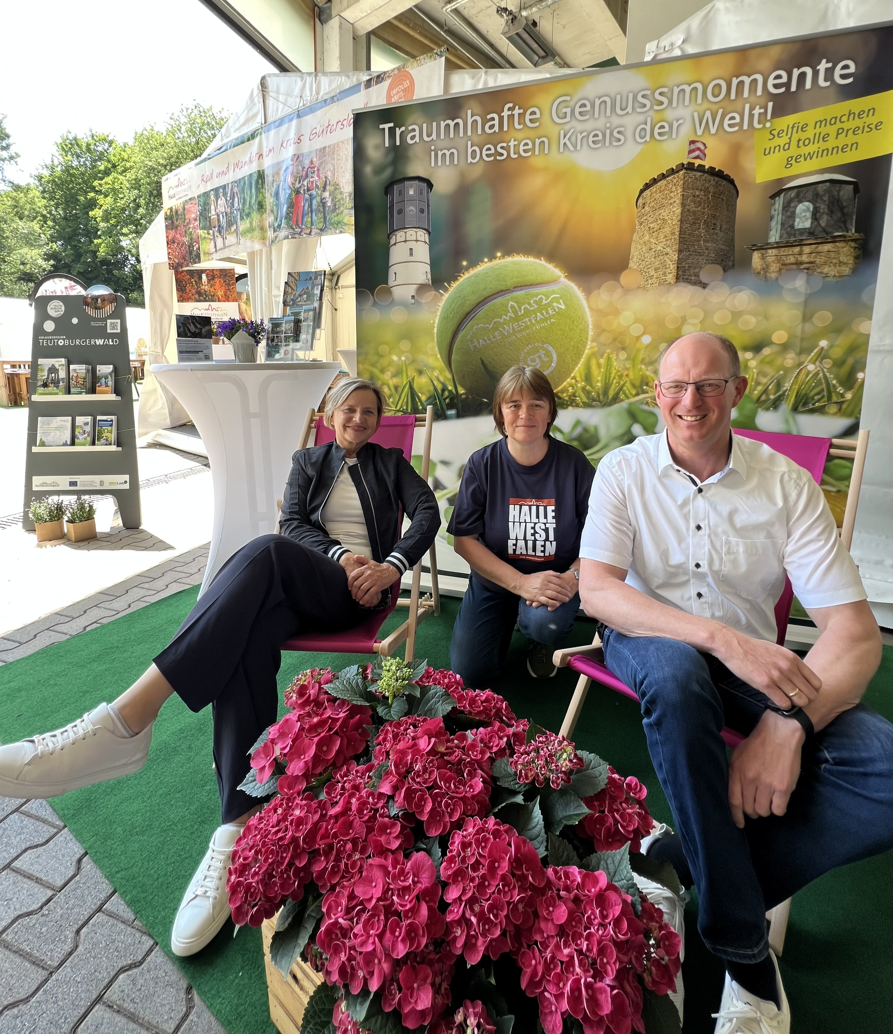Freuen sich auf viele Tennis-Fans und Teilnehmende am Gewinnspiel: (v.l.) Nikola Weber (Geschäftsführung pro Wirtschaft GT), Beate Gunia (Stadtmarketing Stadt Halle) und Thomas Tappe (Bürgermeister Stadt Halle).