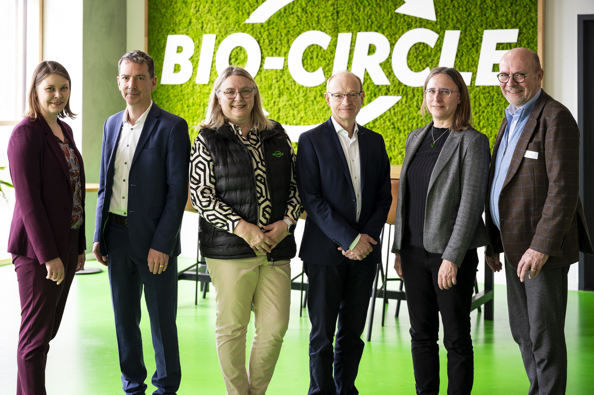 Akteure beim Tag der biobasierten Werkstoffe (v.l.): Anna Niehaus (pro Wirtschaft GT), Max Kroymann (Bundesministerium für Wirtschaft und Energie), Anne-Catrin Schürer (Bio-Circle Surface Technologies), Michael Brandkamp (ECBF European Circular Bioeconomy Fund), Prof. Katja Frühwald-König (TH OWL), und Axel Wizemann (pro Wirtschaft GT).