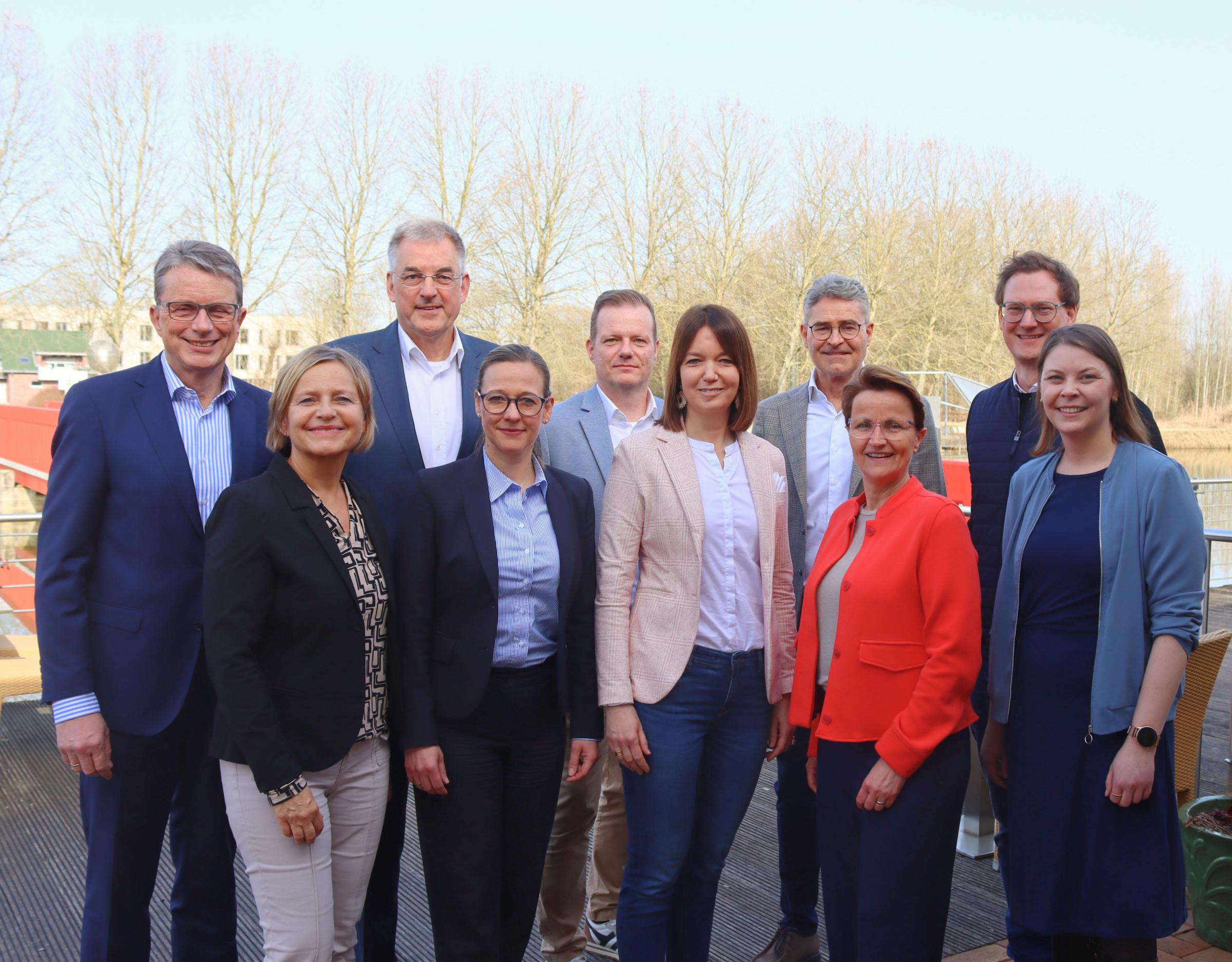 Austausch und Blick auf die ersten Tage im Amt (v.l.): Michael Deitert (Vorstand Wirtschaftsinitiative), Nikola Weber (pro Wirtschaft GT), Gerd Hoppe (Vorstand Wirtschaftsinitiative), Nina Kache (Vorstand Wirtschaftsinitiative), Manuel Drossard (Vorstand Wirtschaftsinitiative), Landrätin Ina Laukötter, Volker Ervens (Vorstand Wirtschaftsinitiative) Sandra Schlimm-Pieper (Vorstand Wirtschaftsinitiative), Christian Terhechte (Vorstand Wirtschaftsinitiative) und Anna Niehaus (pro Wirtschaft GT).