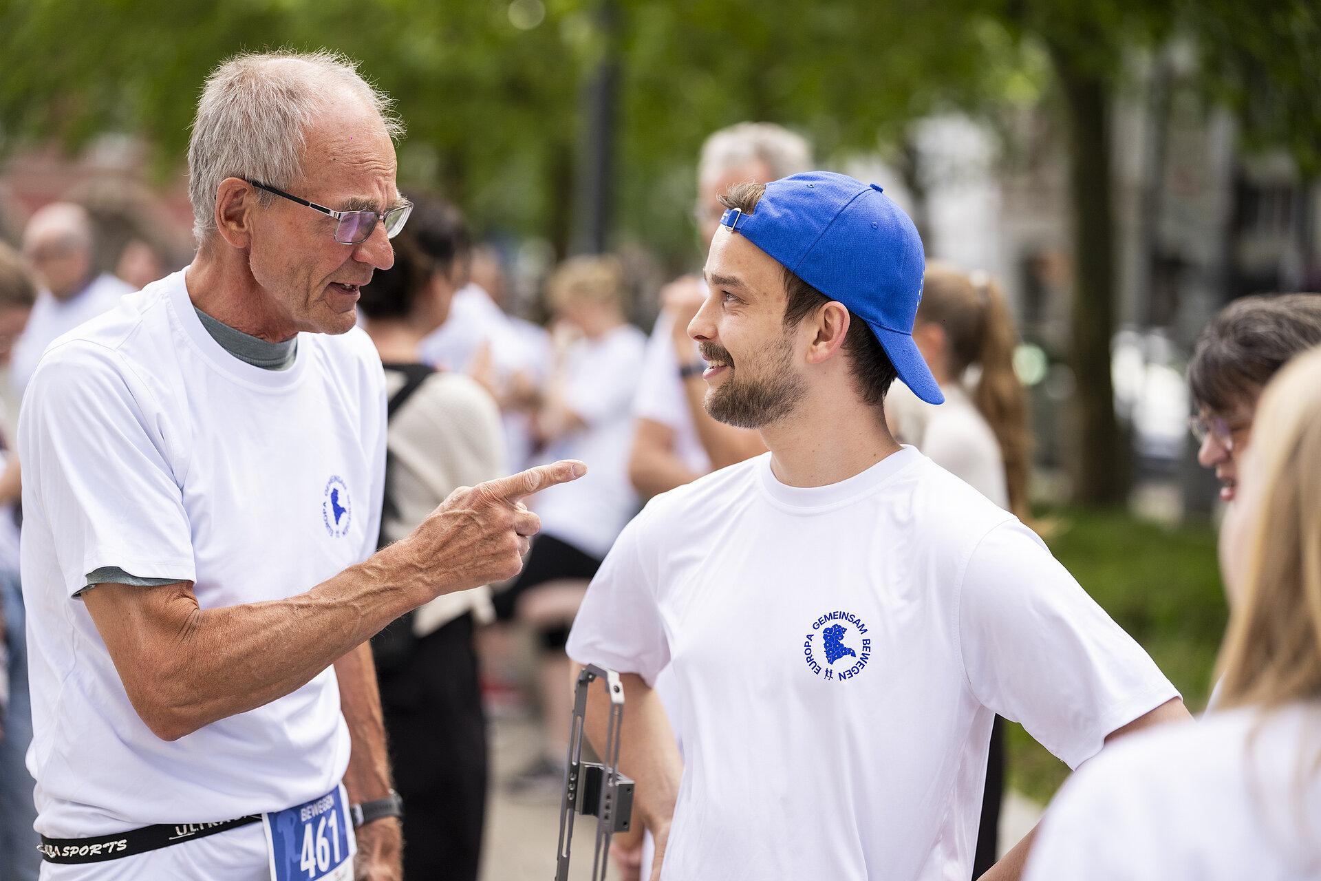 Läuferinnen und Läufer beim Gespräch 