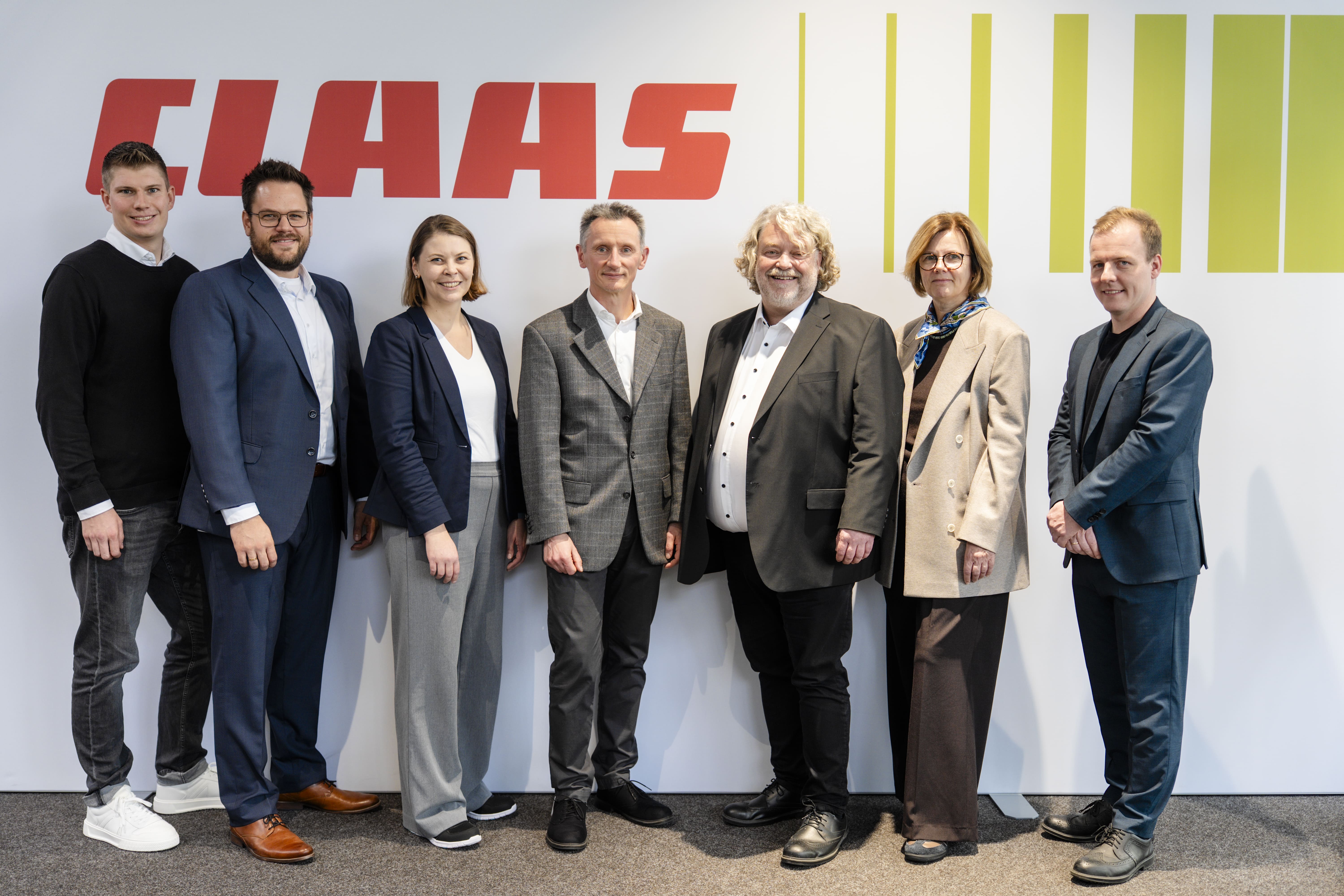 Akteure des Digitalisierungsforum der pro Wirtschaft GT (v.l.): Yannik Muntel (Digitalisierungsberater - pro Wirtschaft GT GmbH); Anna Niehaus (Geschäftsführerin pro Wirtschaft GT GmbH); Jan Godesaer (CLAAS, Vice President Digitalization and Processes Manufacturing), Jan-Peter Bluhm (CLAAS, Produktionsleitung Werk Harsewinkel), Prof. Dr. Ing. Jürgen Sauser (Fachbereich Ingenieurwissenschaften und Mathematik, Lehrgebiet Prozess- und Informationstechnik), Regina Meißner-Schlömer (stellvertretende Bürgermeisterin der Stadt Harsewinkel), Andre Feuerer (CLAAS, Head of Plant Structure Projects)