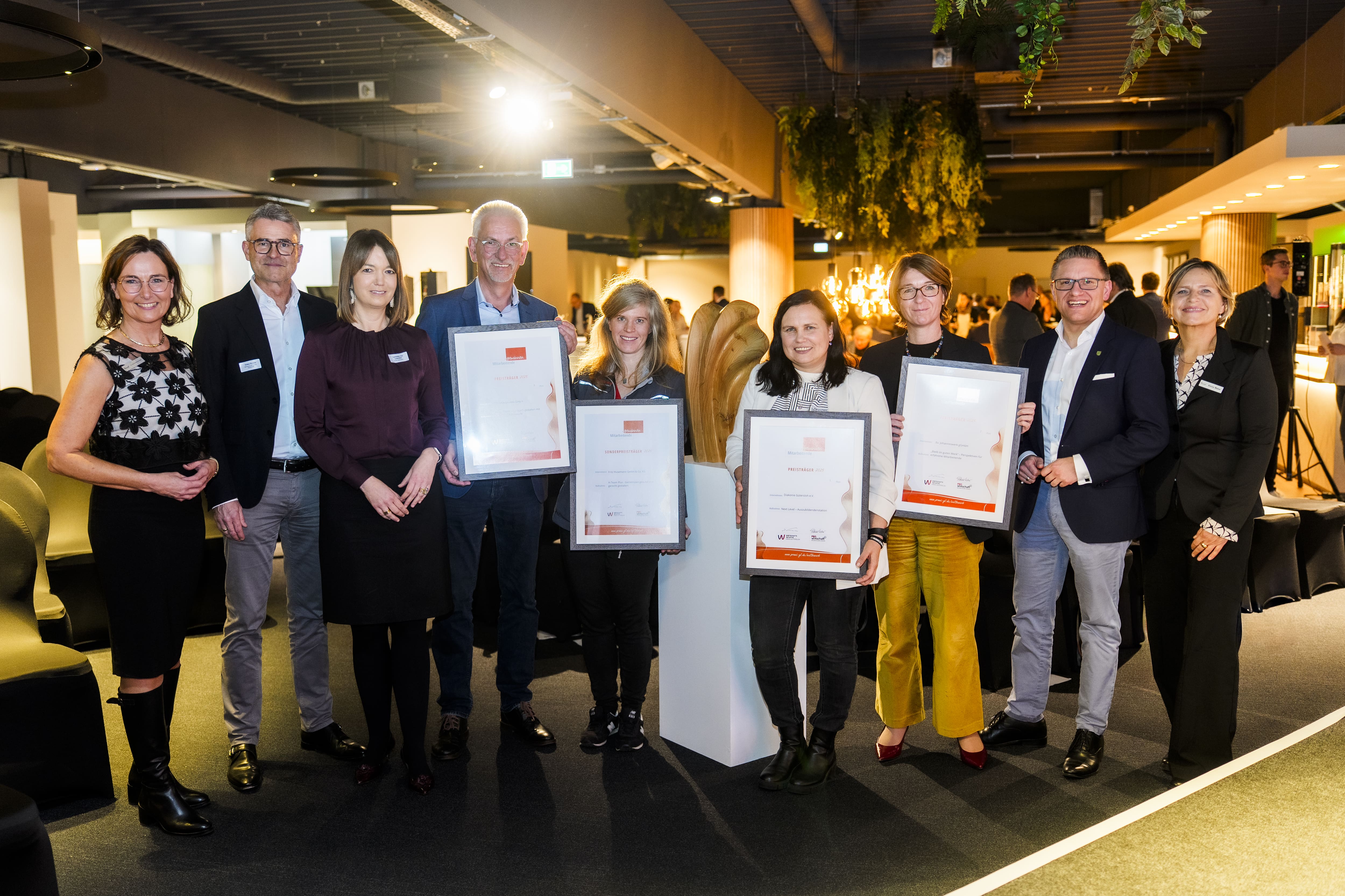 Dr. Marita Reinkemeier (pro Wirtschaft GT), Volker Ervens (Wirtschaftsinitiative Kreis Gütersloh), Landrätin Ina Laukötter, Thomas Kleinegees (Sita Bauelemente), Jasmin Singendonk (Fritz Husemann GmbH), Kateryna Tissen (Diakonie Gütersloh), Kerstin Beyes (Ev. Johanneswerk), Bürgermeister Robin Rieksneuwöhner (Stadt Verl) und Nikola Weber (pro Wirtschaft GT).