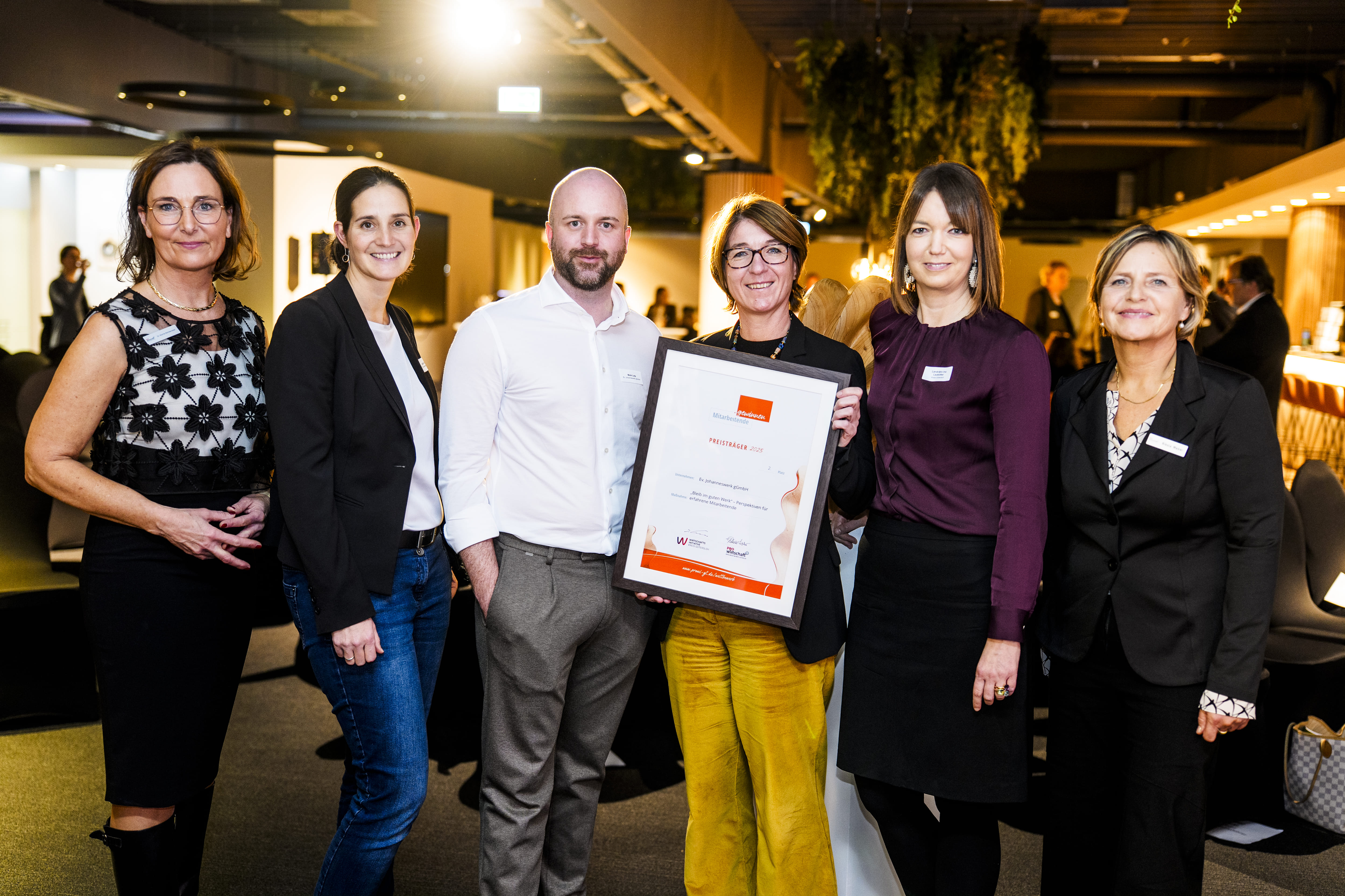 Als Preisträger ausgezeichnet: Das Team des Johanneswerks gemeinsam mit Dr. Marita Reinkemeier, Landrätin Ina Laukötter und Nikola Weber