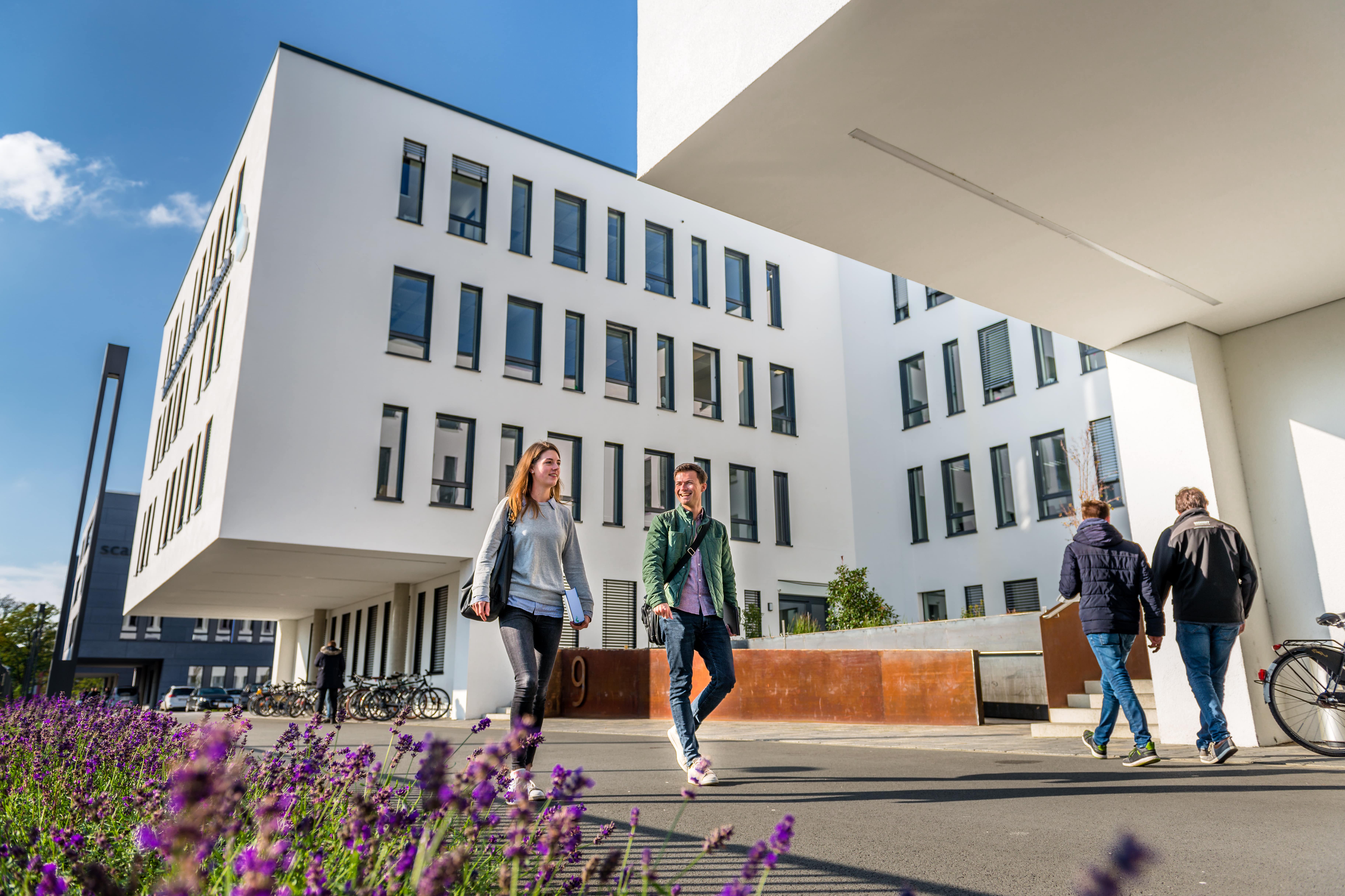 Zwei Menschen am Campus Gütersloh