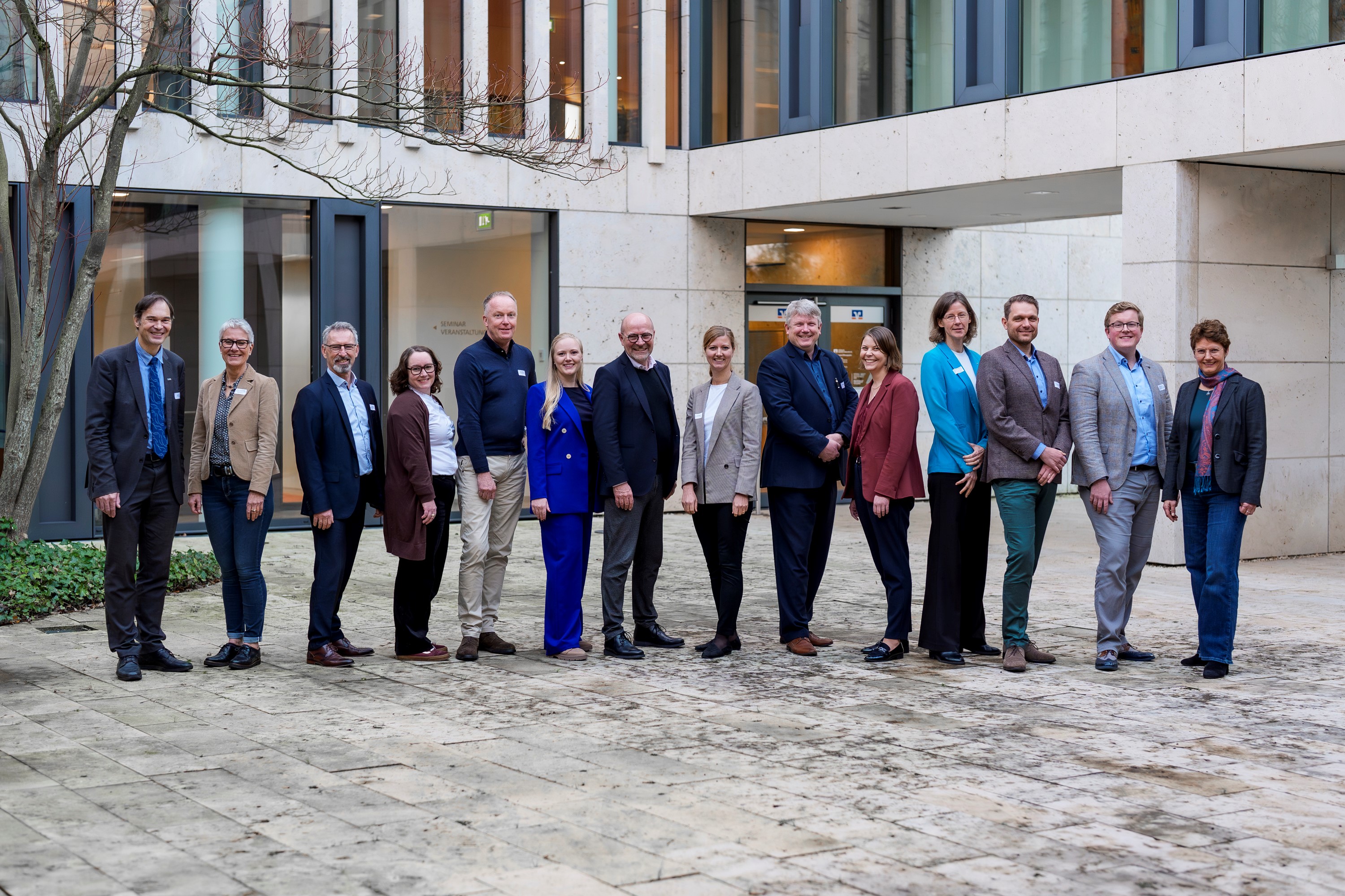 Akteure beim ‚Tag der biobasierten Werkstoffe‘ (v.l.): Prof. Dr. Harald Glöger (Universität Bielefeld), Nuse Lack-Ersöz (Universität Hannover), Ralf Kelle (evonik), Kathrin Spoth (vdi-Technologiezentrum), Volker Willich (Willich Wax Solutions), Christin