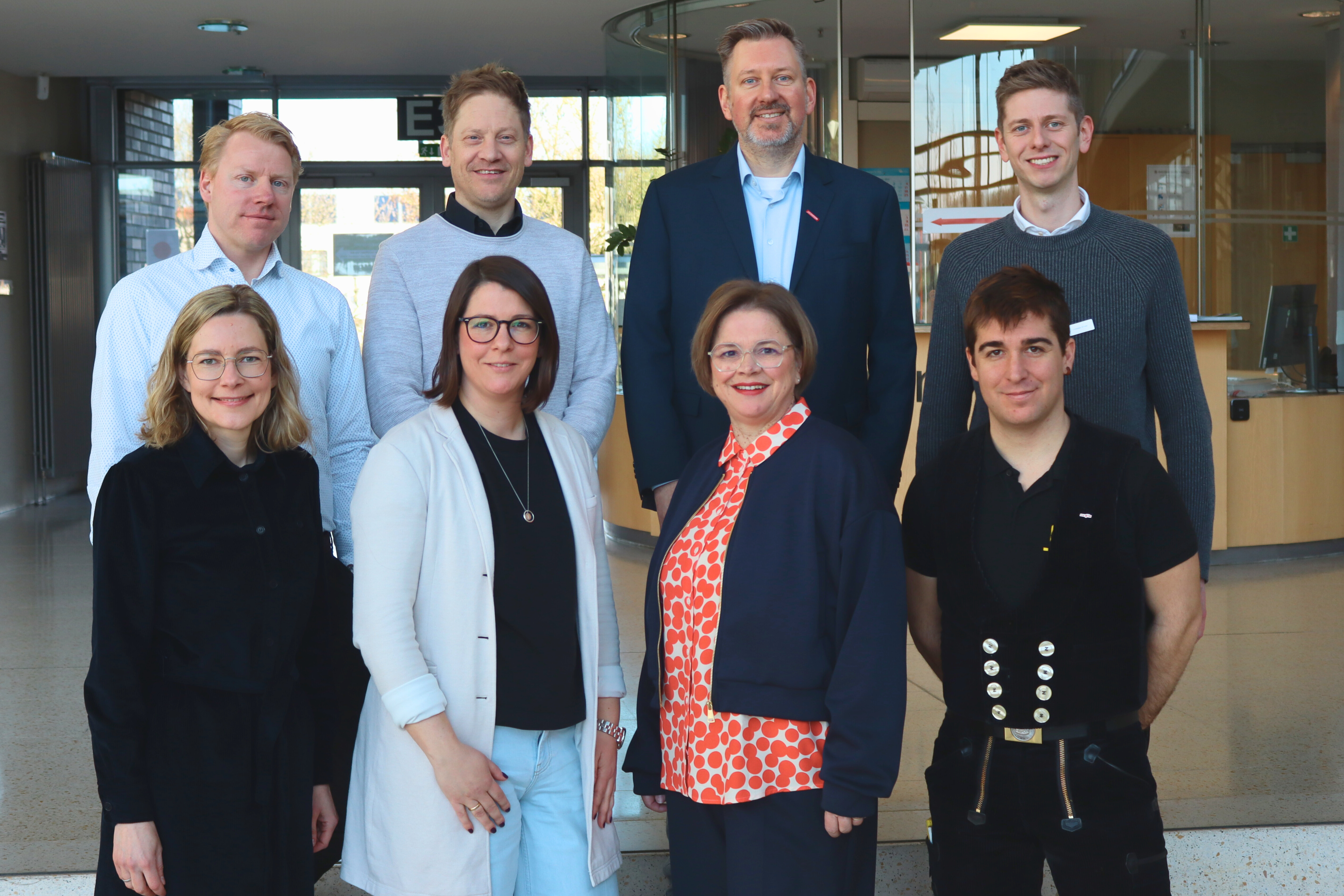 Informierten und machten Mut zum Start in die Selbstständigkeit (v.l.) Vordere Reihe: Kathrin Teschke (IHK), Elena Köhler, Britta Bohle und Josep Planell. Hintere Reihe: Christian Kache (soma OHG), Jörg Rodehutskors (IMA), Stefan Edler (Handwerkskammer Ostwestfalen-Lippe) und Christoph Küster (pro Wirtschaft GT).