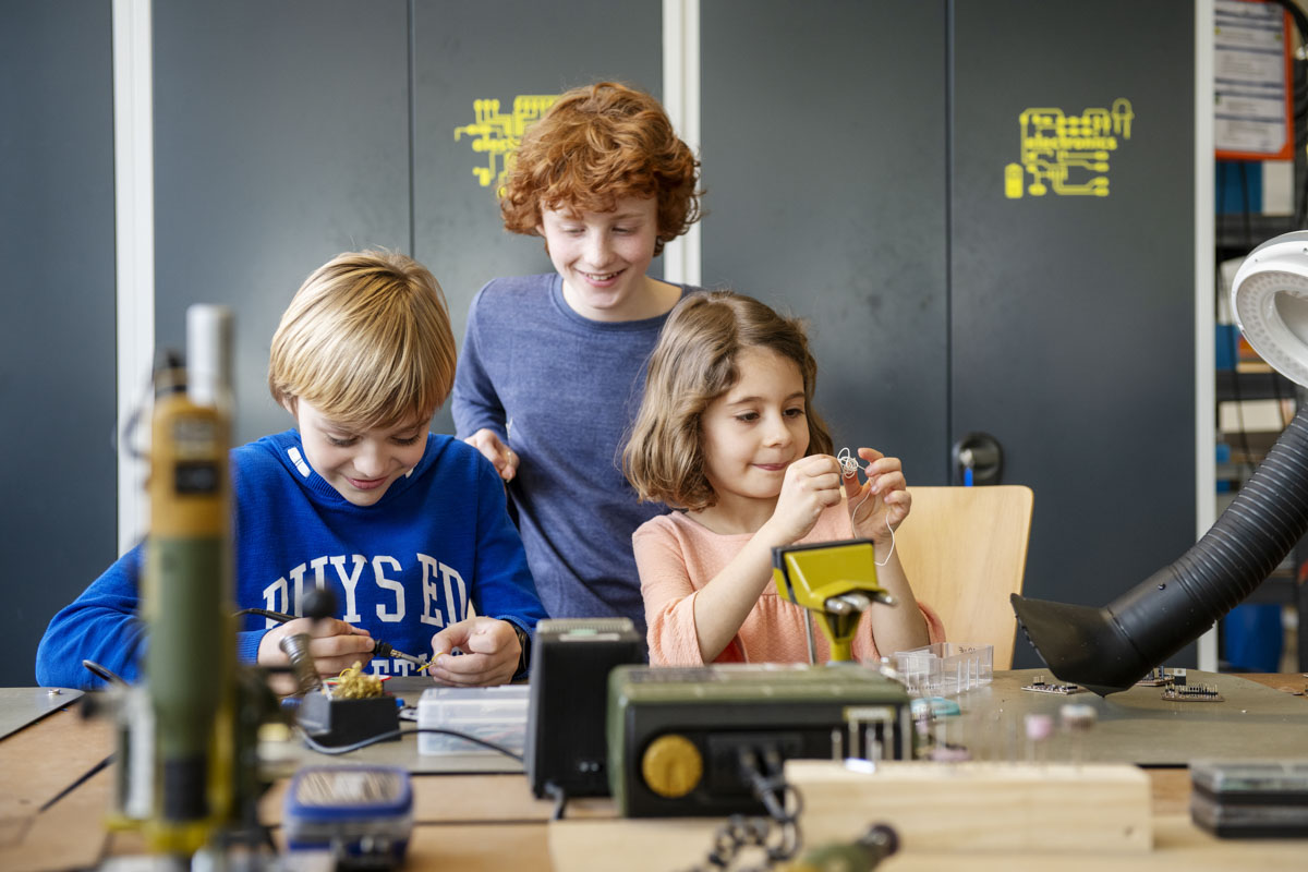 Ganz praktische MINT-Erfahrungen in den Sommerferien: pro MINT GT hat 18 Angebote für Kinder und Jugendliche zusammengetragen. 